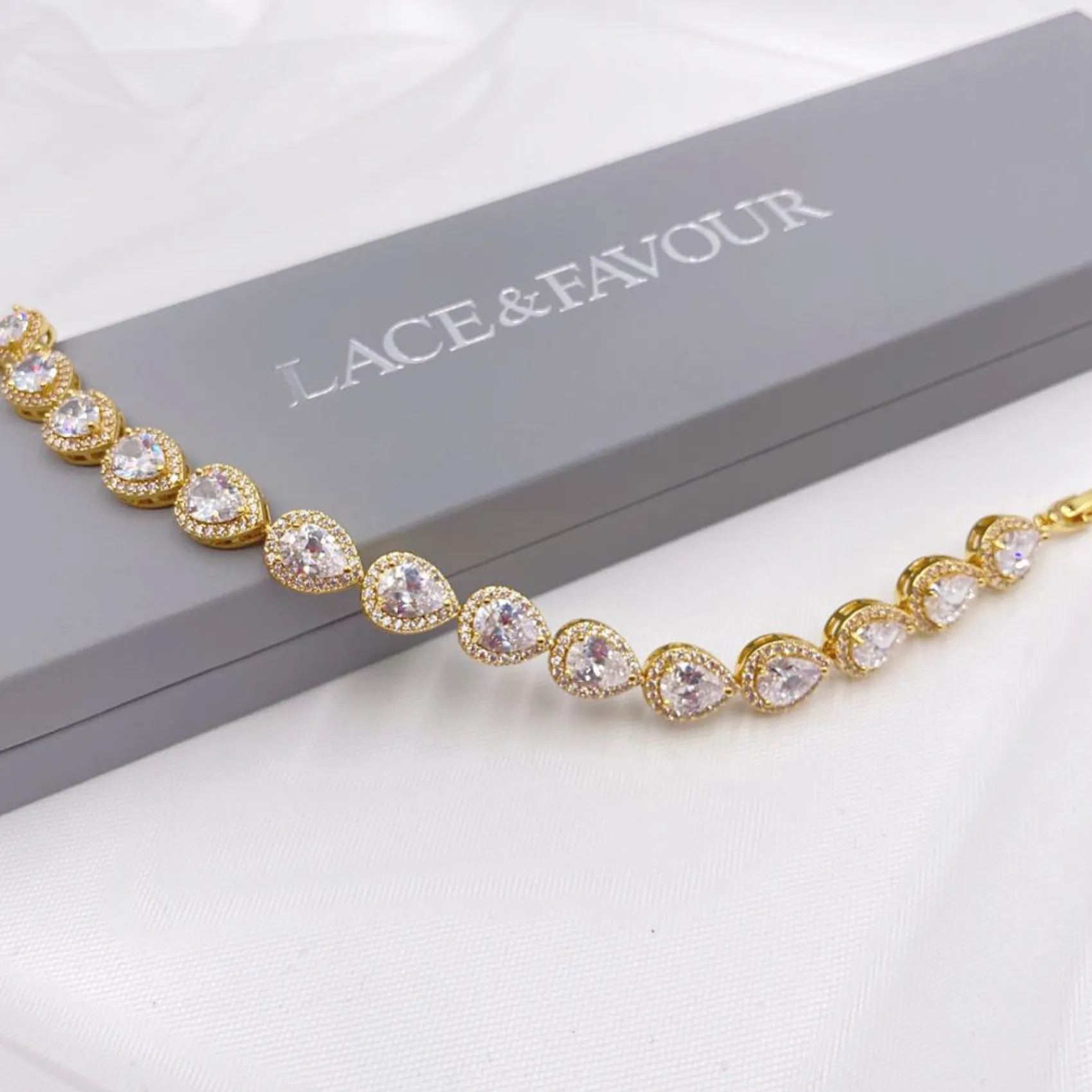 Lace & Favour Hampton Teardrop Cubic Zirkonia Hochzeitsarmband (Gold)* Goldener Abschlussball-schmuck | Prom Armbänder