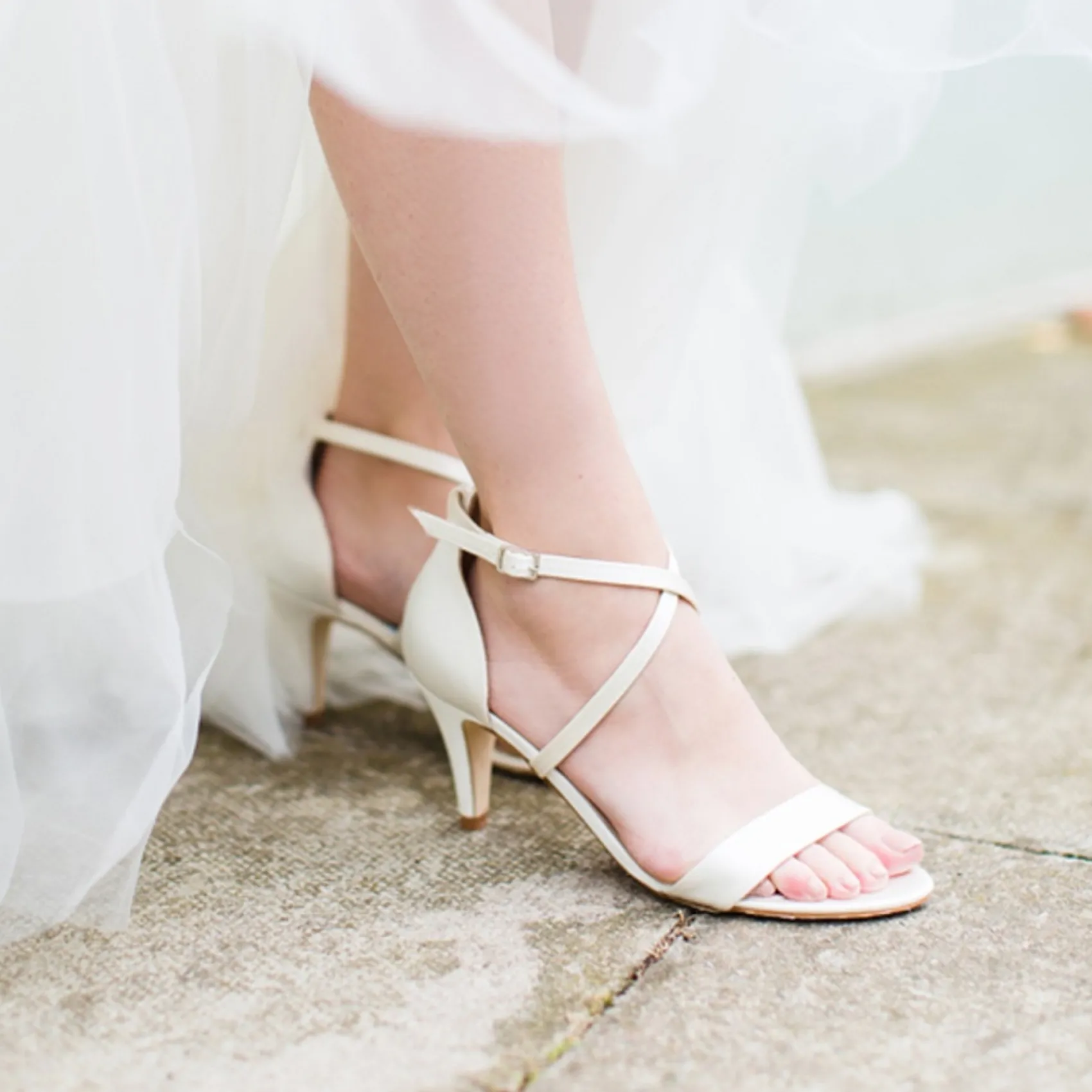 Harriet Wilde Arabella Niedrige Elfenbeinfarbene Satin Riemchen Brautsandalen* Hochzeitsschuhe | Designer-hochzeitsschuhe
