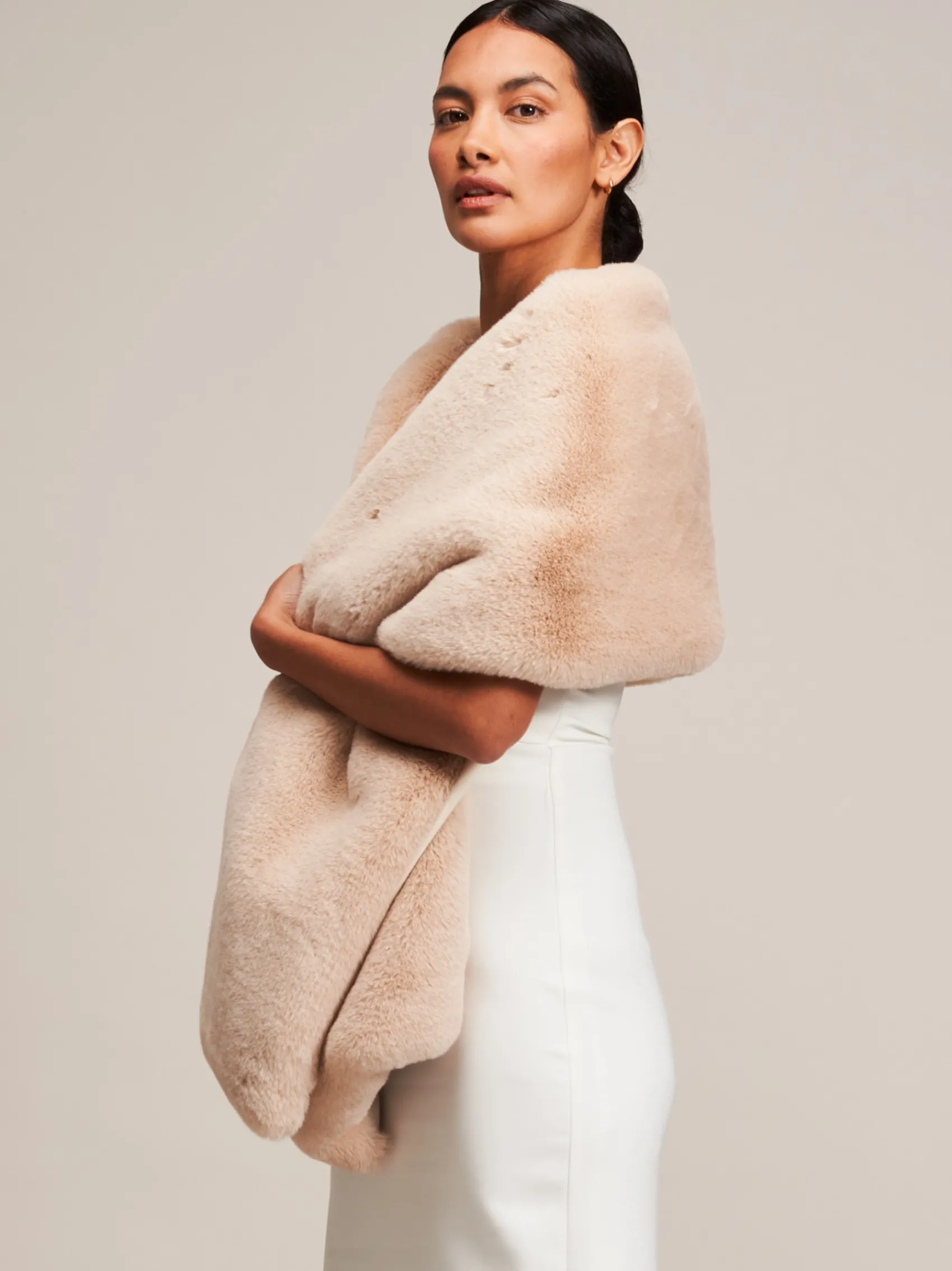 Helen Moore Beige Long Faux Fur Stole | Lace & Favour* Jacken, Umhänge Und Schals Aus Kunstfell | Hochzeitsumhänge & Tücher