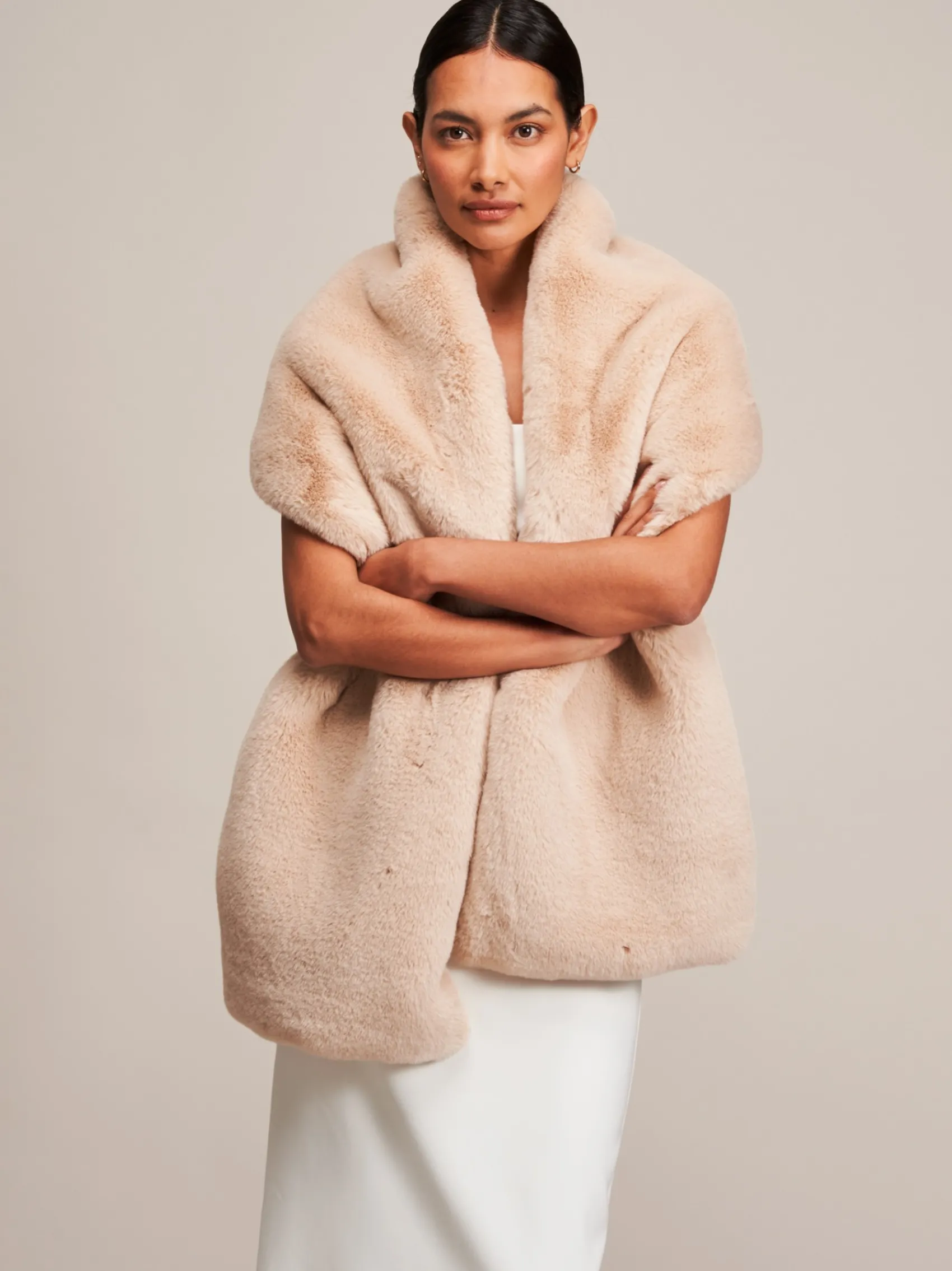 Helen Moore Beige Long Faux Fur Stole | Lace & Favour* Jacken, Umhänge Und Schals Aus Kunstfell | Hochzeitsumhänge & Tücher