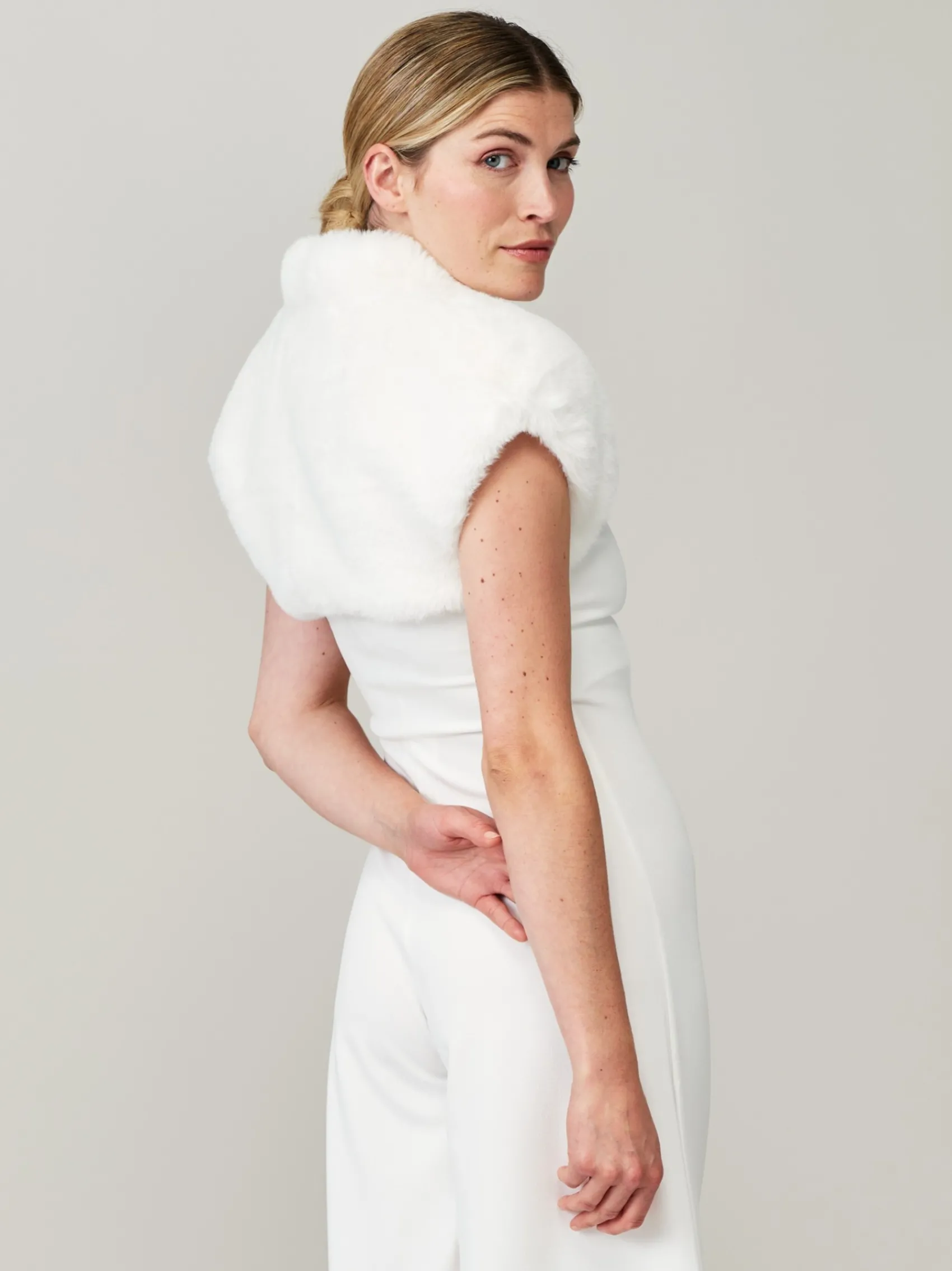 Helen Moore Elfenbeinfarbener Kunstfell-Brautbolero | Lace & Favour* Jacken, Umhänge Und Schals Aus Kunstfell | Boleros Und Jacken Für Hochzeiten