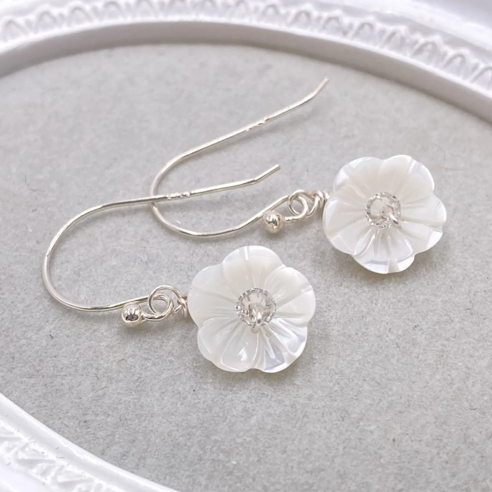 Hermione Harbutt Bianca Perlmutt Blumentropfen-Ohrringe* Silberner Hochzeitsschmuck | Brautjungfern-schmuck