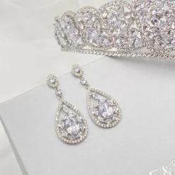 Lace & Favour Hollywood Vintage inspirierte Cubic Zirkonia Tropfen Ohrringe (Silber)* Silberner Abschlussball-schmuck | Abschlussball-ohrringe