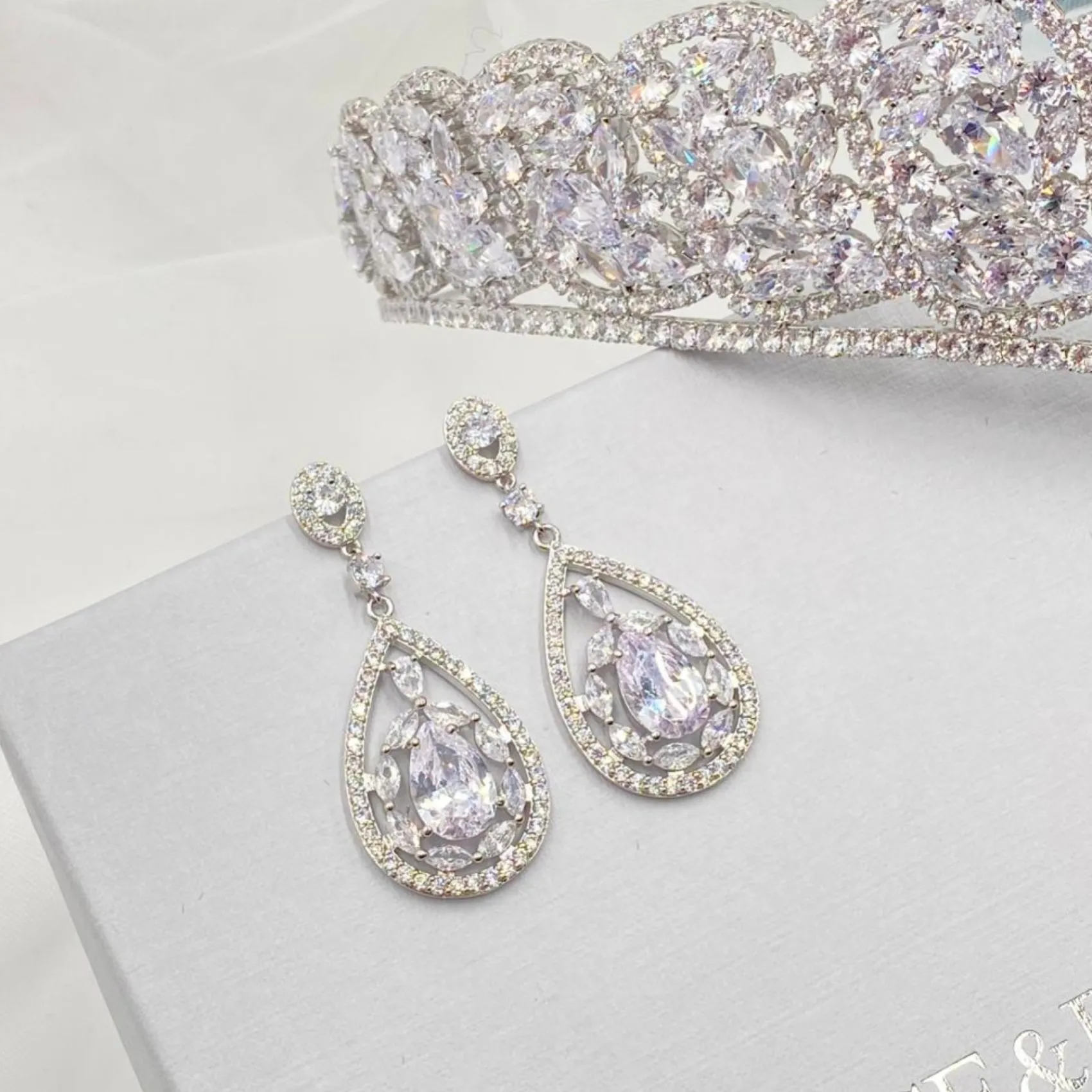 Lace & Favour Hollywood Vintage inspirierte Cubic Zirkonia Tropfen Ohrringe (Silber)* Silberner Abschlussball-schmuck | Abschlussball-ohrringe