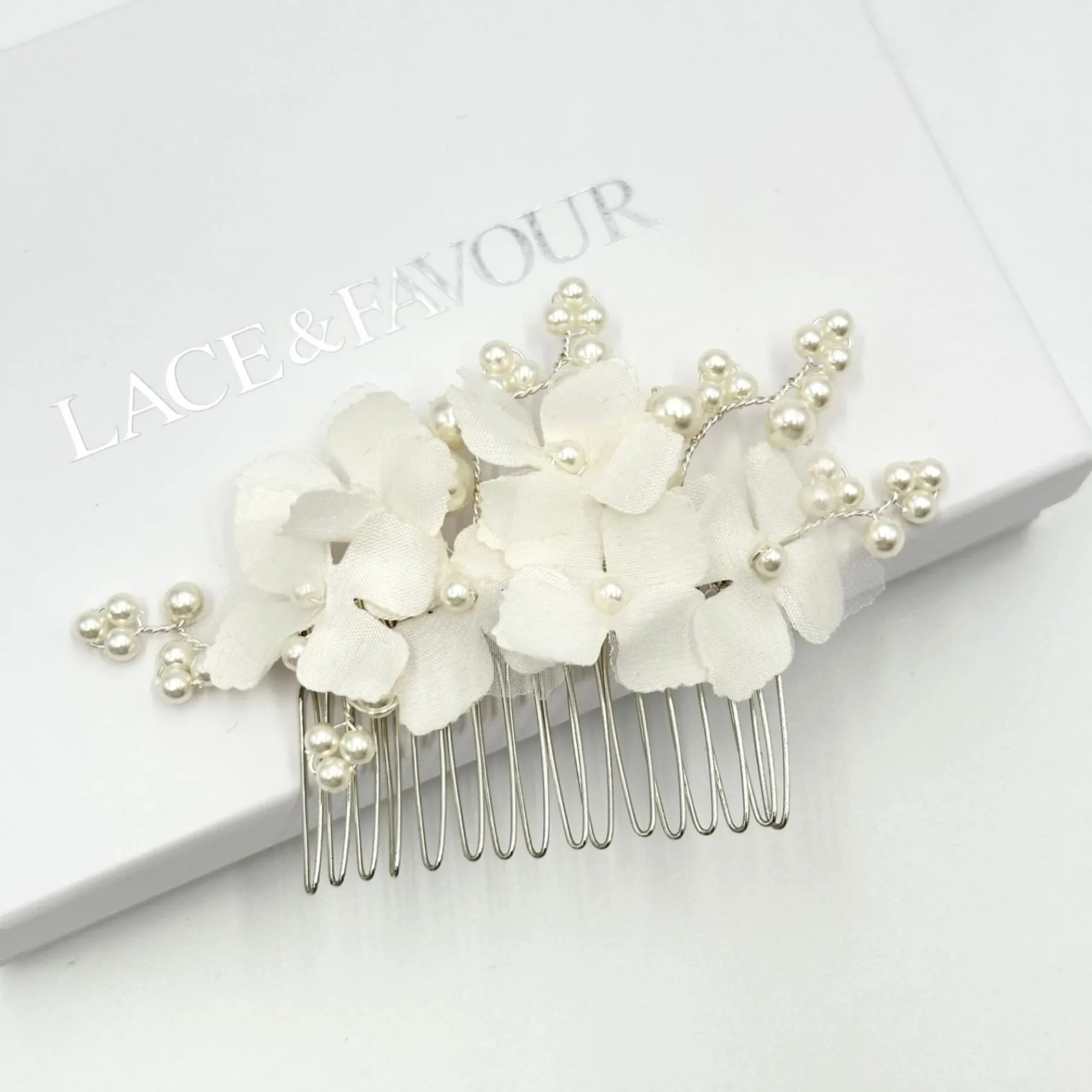 Beads & Beyond Hydrangea Dainty Elfenbein Stoff Blumen und Perle Braut Haar Kamm* Perlen-haarschmuck | Silberne Haar-accessoires