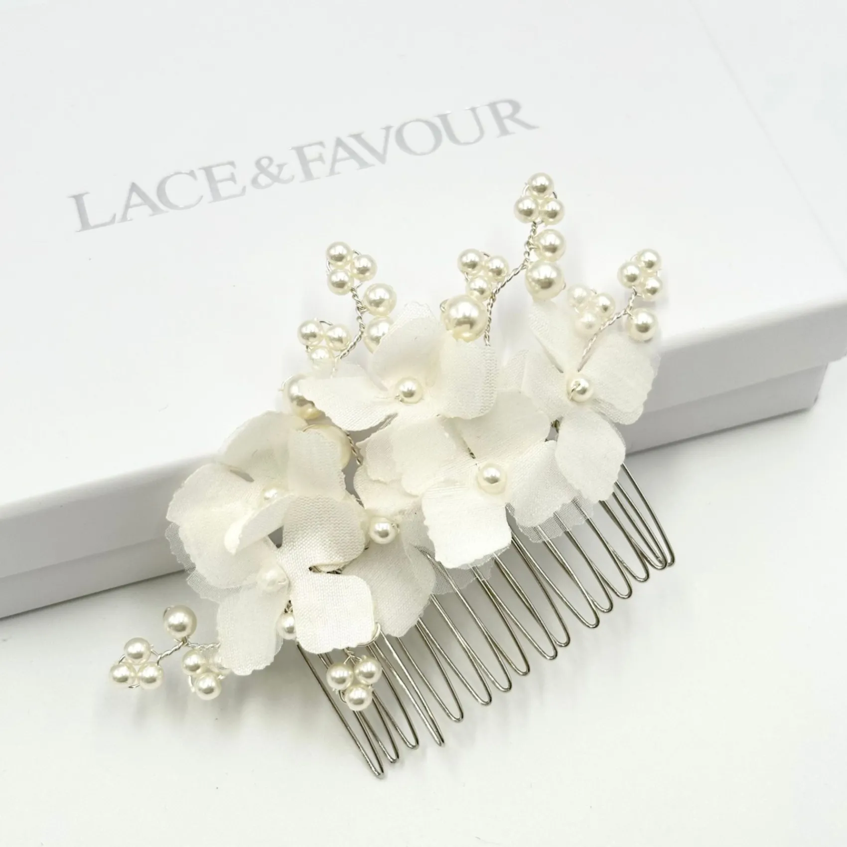 Beads & Beyond Hydrangea Dainty Elfenbein Stoff Blumen und Perle Braut Haar Kamm* Perlen-haarschmuck | Silberne Haar-accessoires