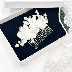 Beads & Beyond Hydrangea Dainty Elfenbein Stoff Blumen und Perle Braut Haar Kamm* Perlen-haarschmuck | Silberne Haar-accessoires