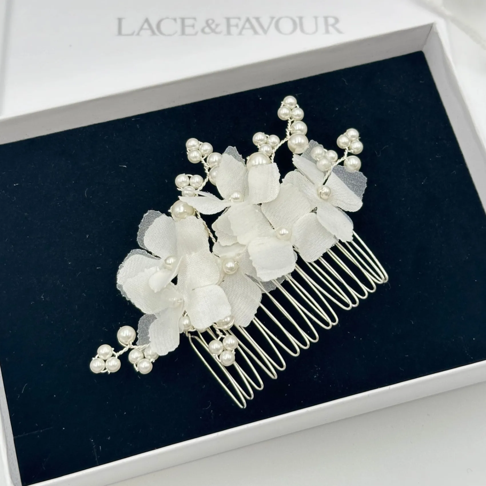 Beads & Beyond Hydrangea Dainty Elfenbein Stoff Blumen und Perle Braut Haar Kamm* Perlen-haarschmuck | Silberne Haar-accessoires