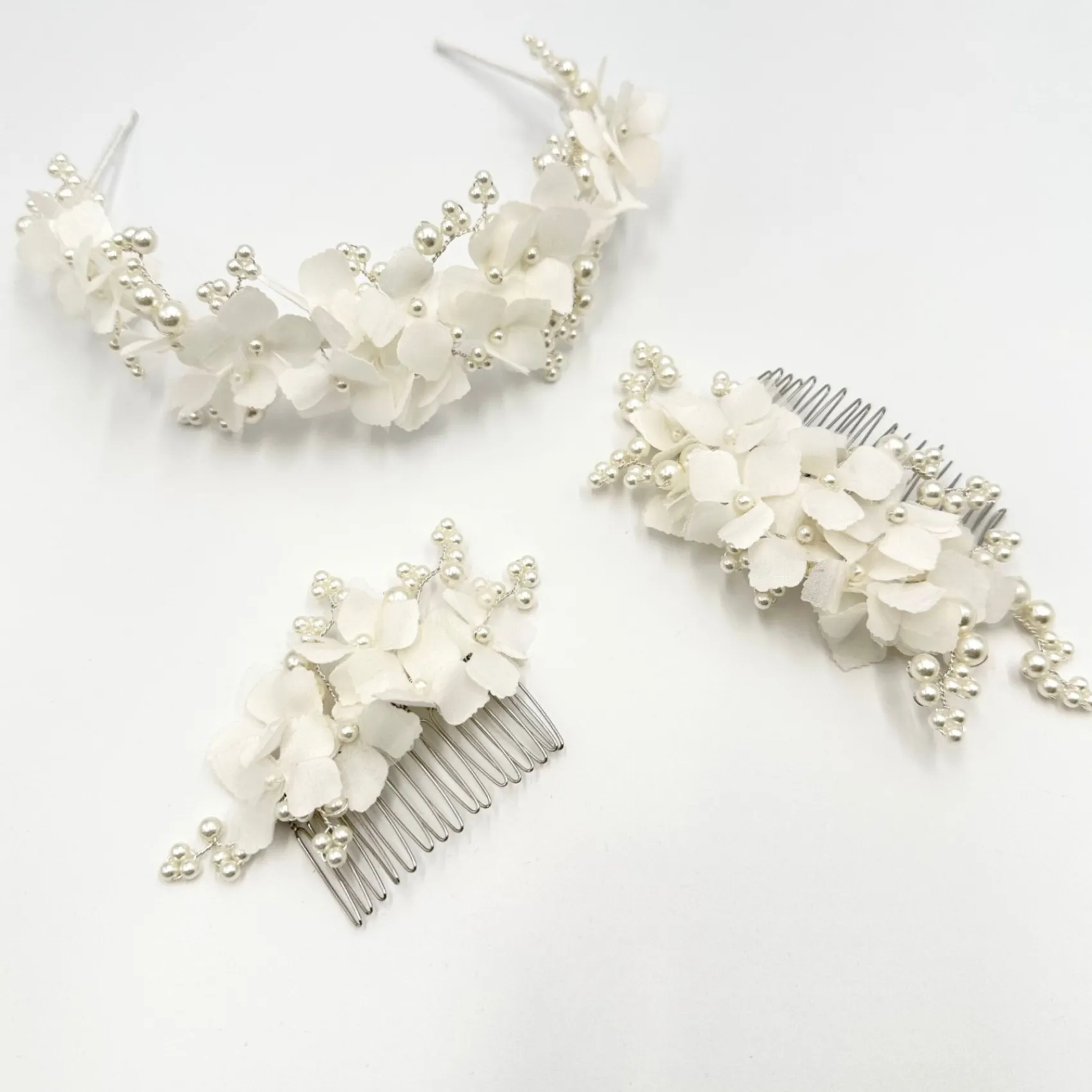 Beads & Beyond Hydrangea Dainty Elfenbein Stoff Blumen und Perle Braut Haar Kamm* Perlen-haarschmuck | Silberne Haar-accessoires