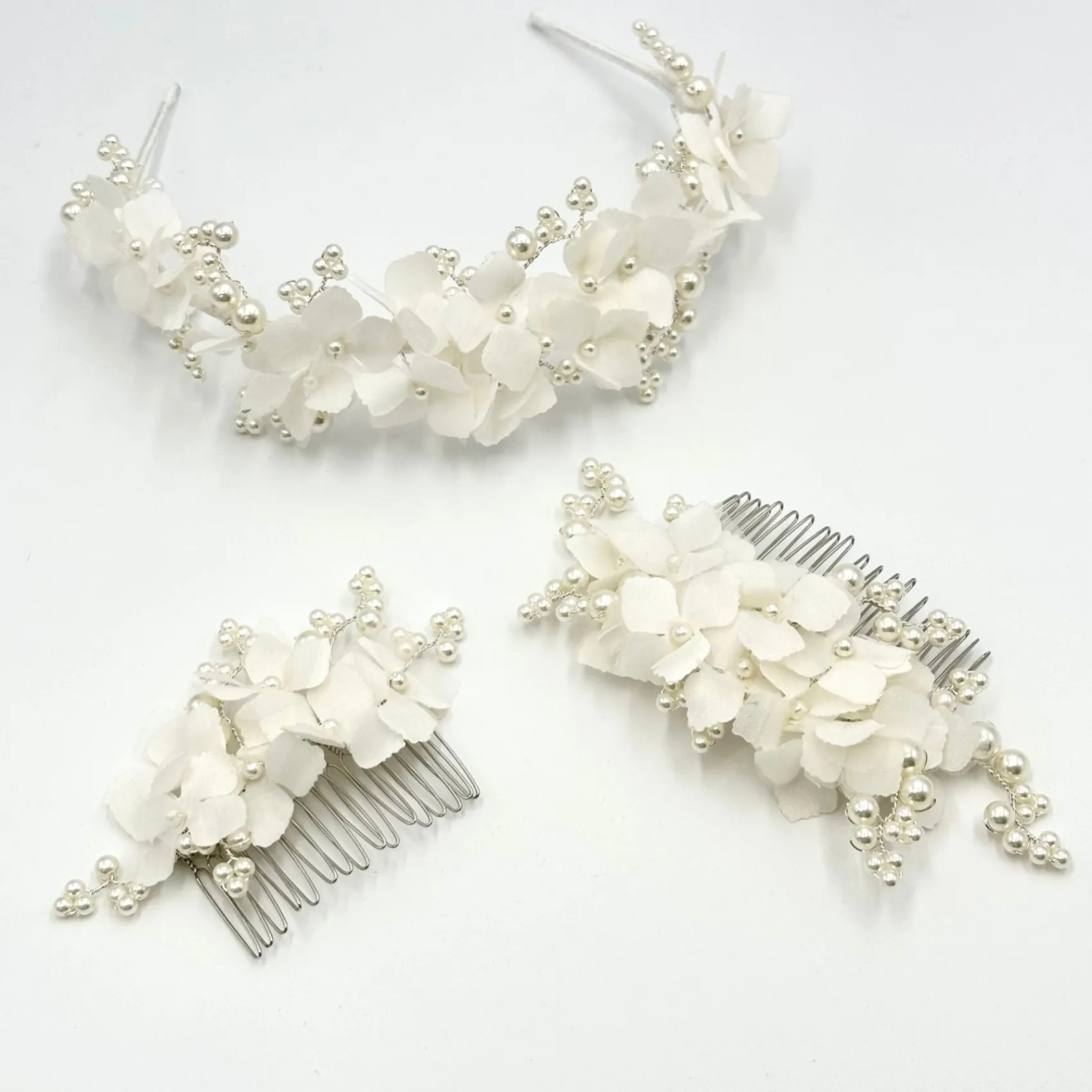 Beads & Beyond Hydrangea Dainty Elfenbein Stoff Blumen und Perle Braut Haar Kamm* Perlen-haarschmuck | Silberne Haar-accessoires