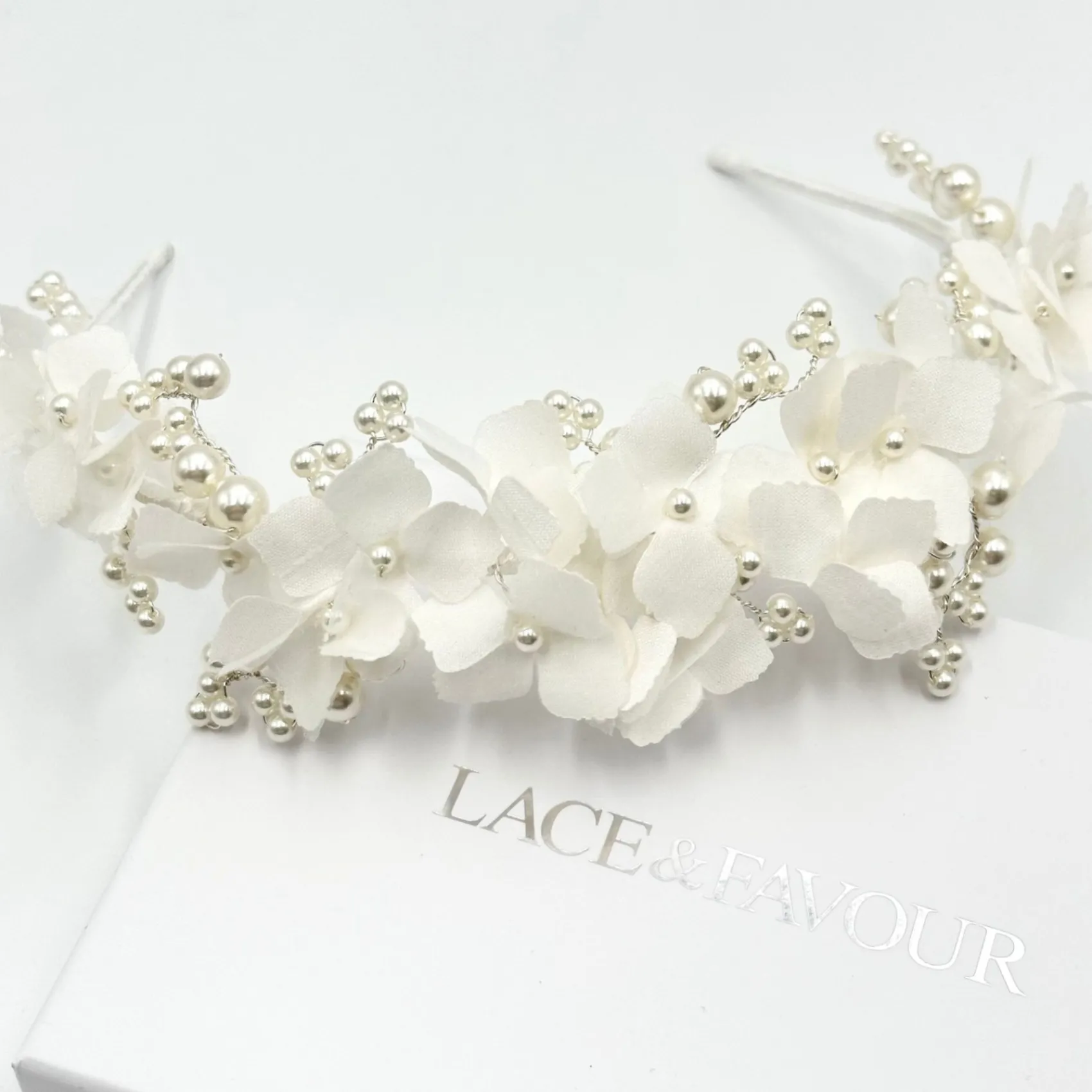 Beads & Beyond Hydrangea Elfenbein Stoff Blumen und Perle Brautstirnband* Perlen-haarschmuck | Silberne Haar-accessoires