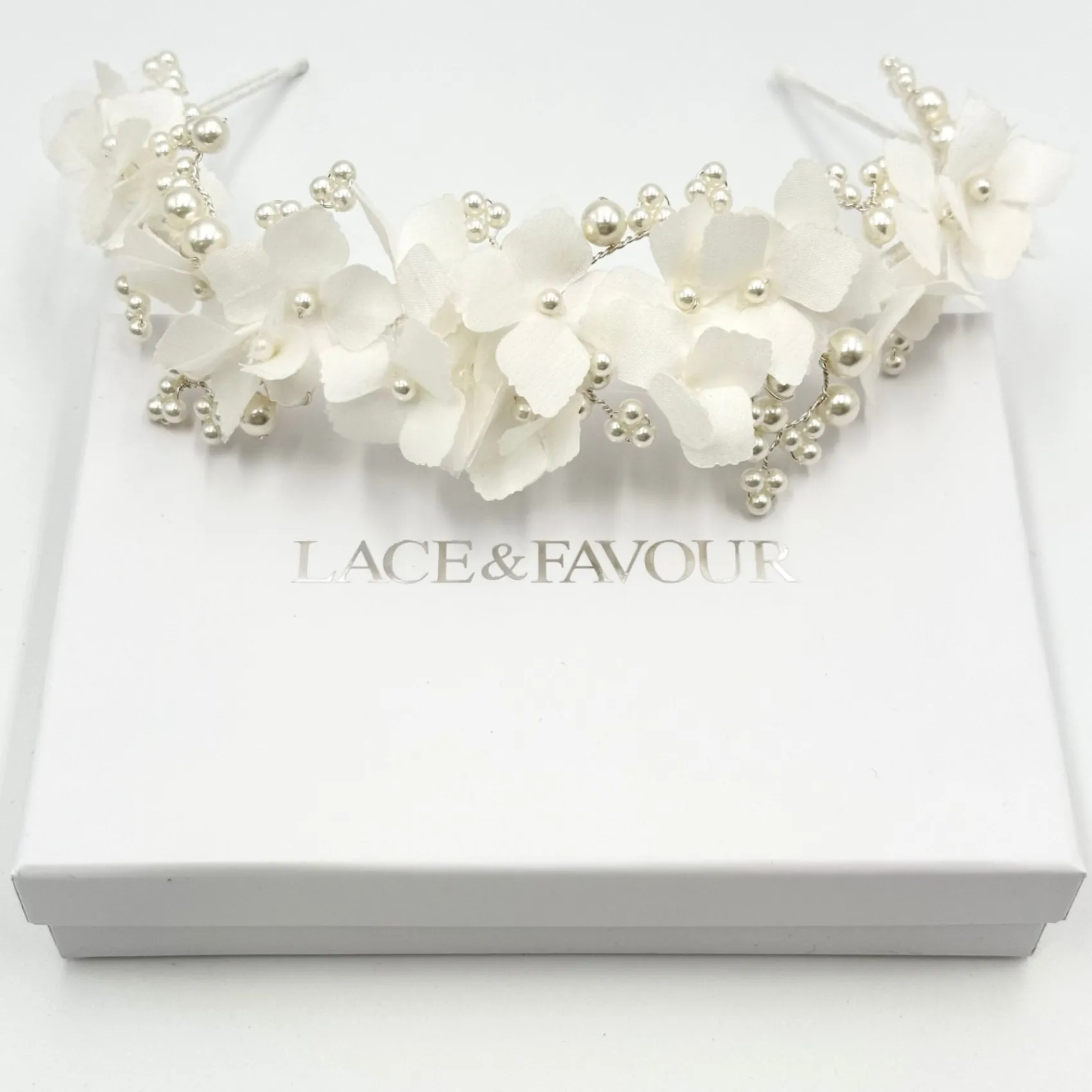 Beads & Beyond Hydrangea Elfenbein Stoff Blumen und Perle Brautstirnband* Perlen-haarschmuck | Silberne Haar-accessoires