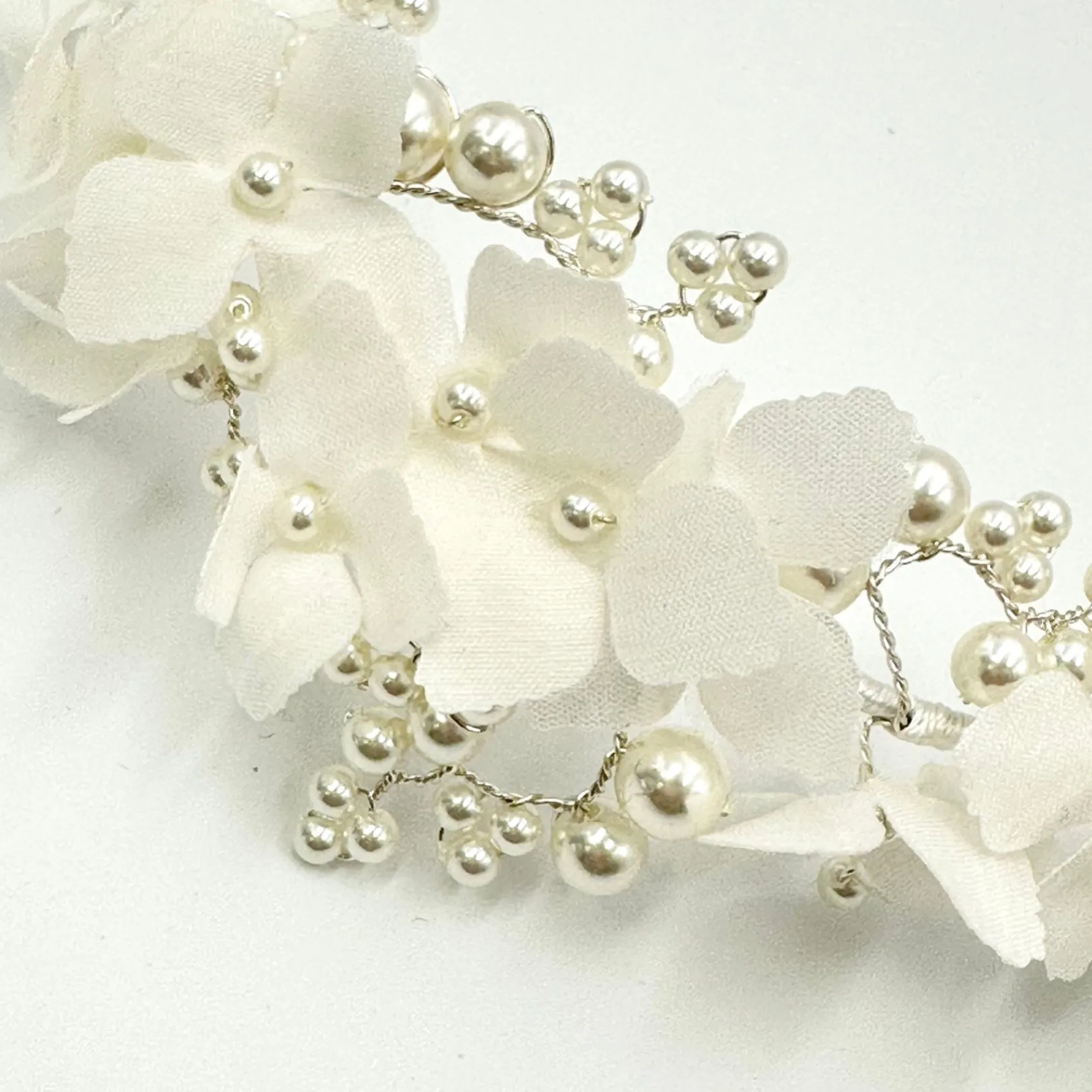 Beads & Beyond Hydrangea Elfenbein Stoff Blumen und Perle Brautstirnband* Perlen-haarschmuck | Silberne Haar-accessoires
