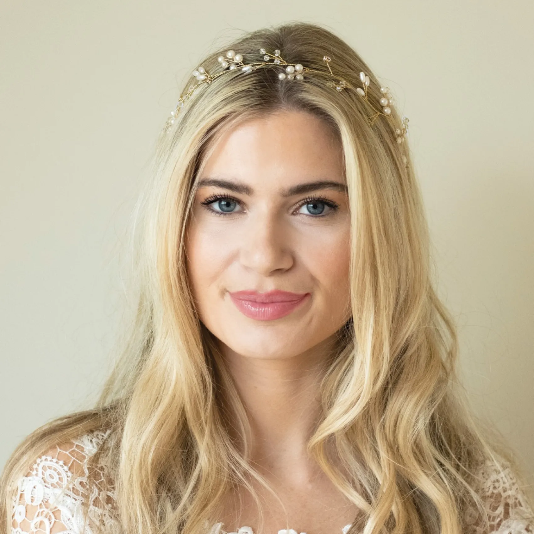 Ivory & Co Ivory and Co Aurora Gold Zierliche Perle und Kristall Haarstrang* Perlen-haarschmuck | Gold-haar-accessoires