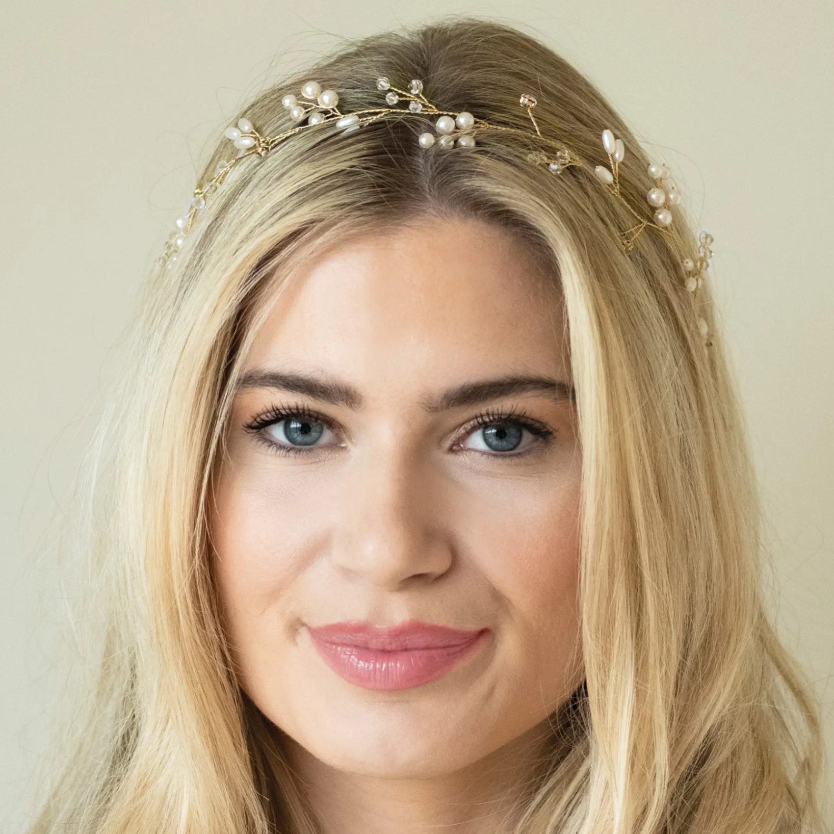 Ivory & Co Ivory and Co Aurora Gold Zierliche Perle und Kristall Haarstrang* Perlen-haarschmuck | Gold-haar-accessoires