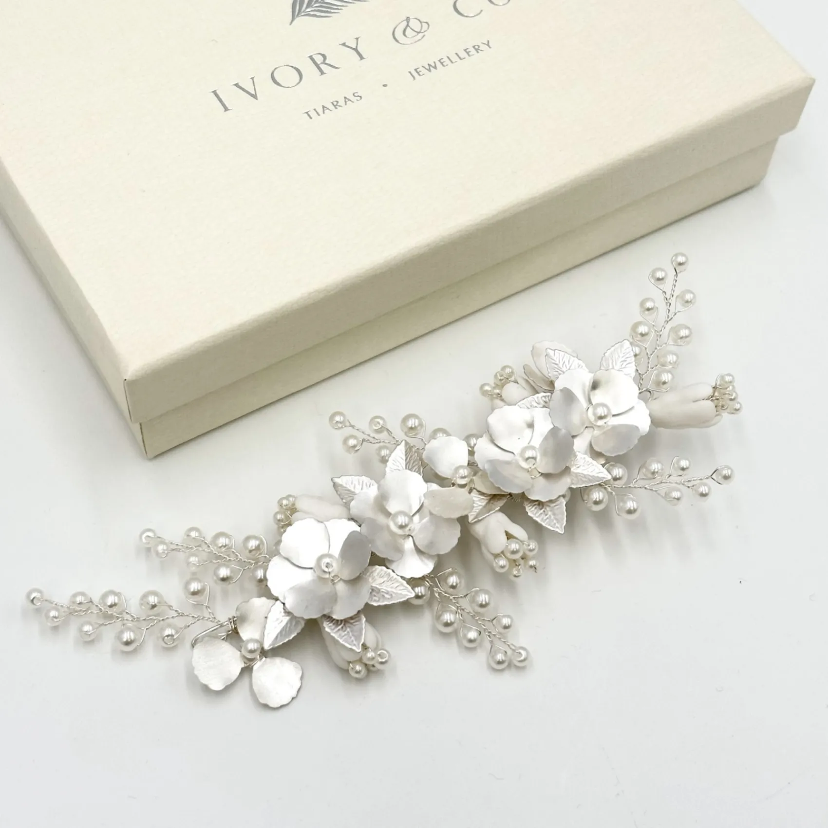 Ivory & Co Ivory and Co Frühlingstraum Silber Floral Perlen Haarspange* Perlen-haarschmuck | Silberne Haar-accessoires