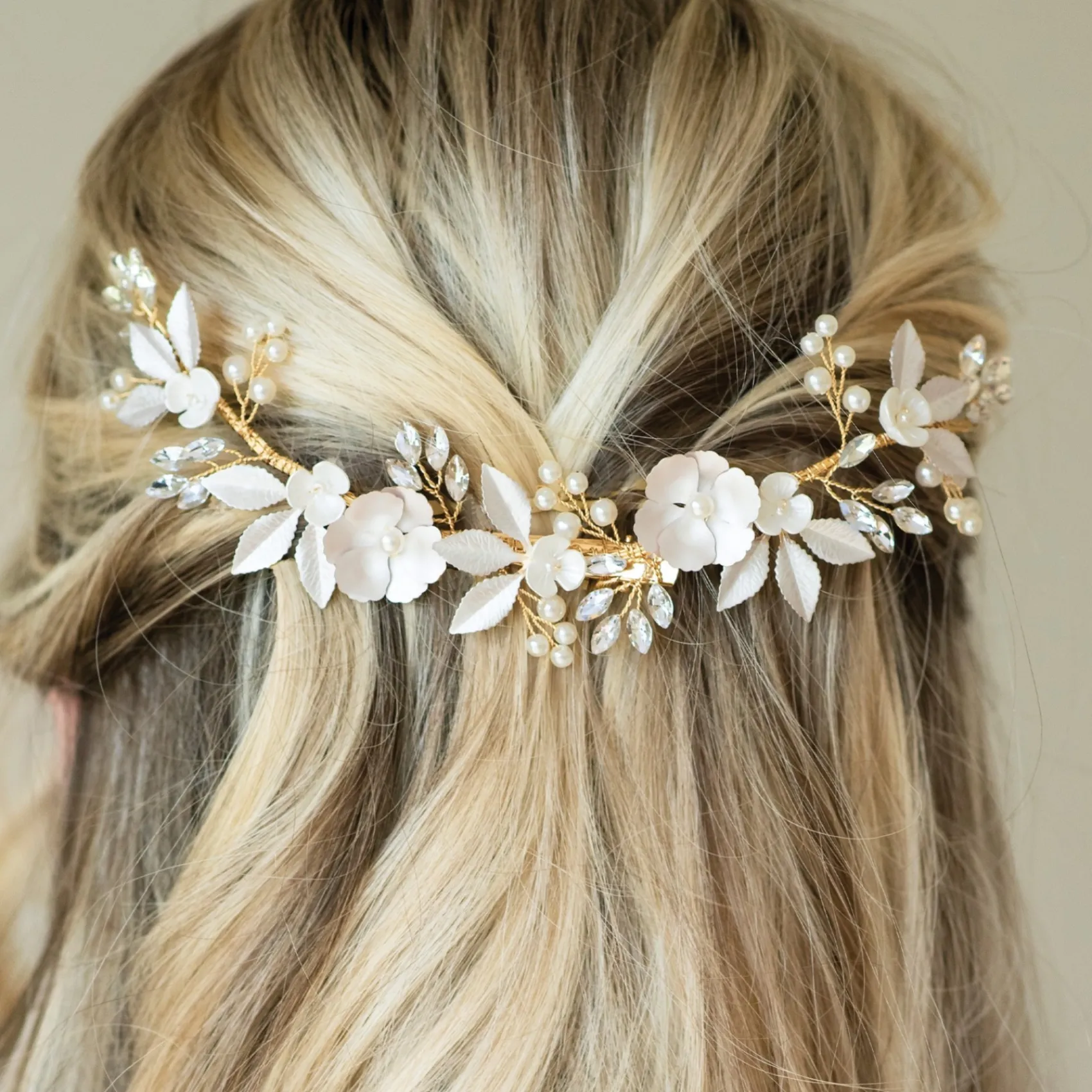 Ivory & Co Ivory and Co Golden Bloom Kristall und Perle Blumensichel Haarspange* Perlen-haarschmuck | Gold-haar-accessoires
