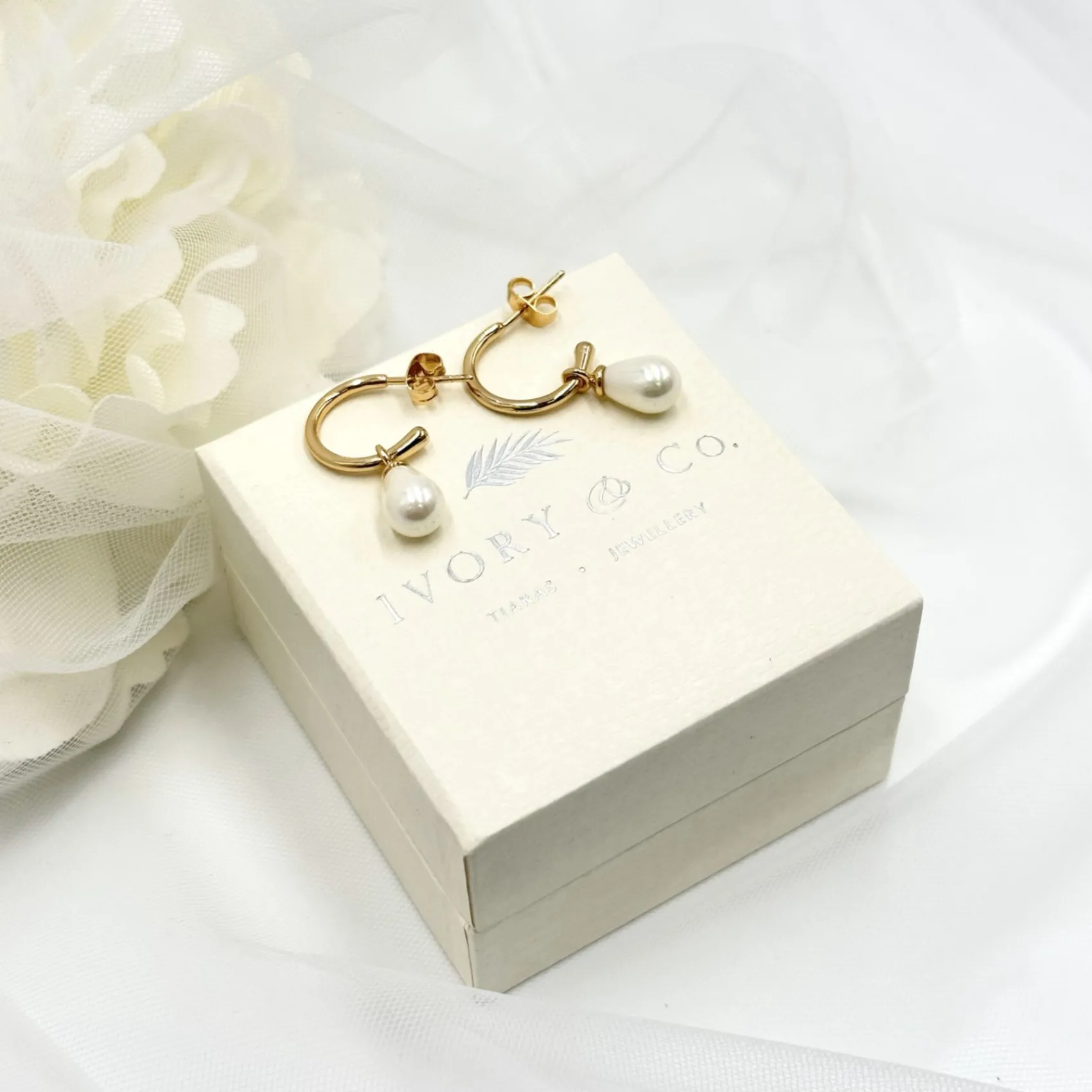 Ivory & Co Ivory and Co Harrow Gold Perlen-Reifen-Ohrringe* Geschenke Für Brautjungfern | Perlen-hochzeitsschmuck