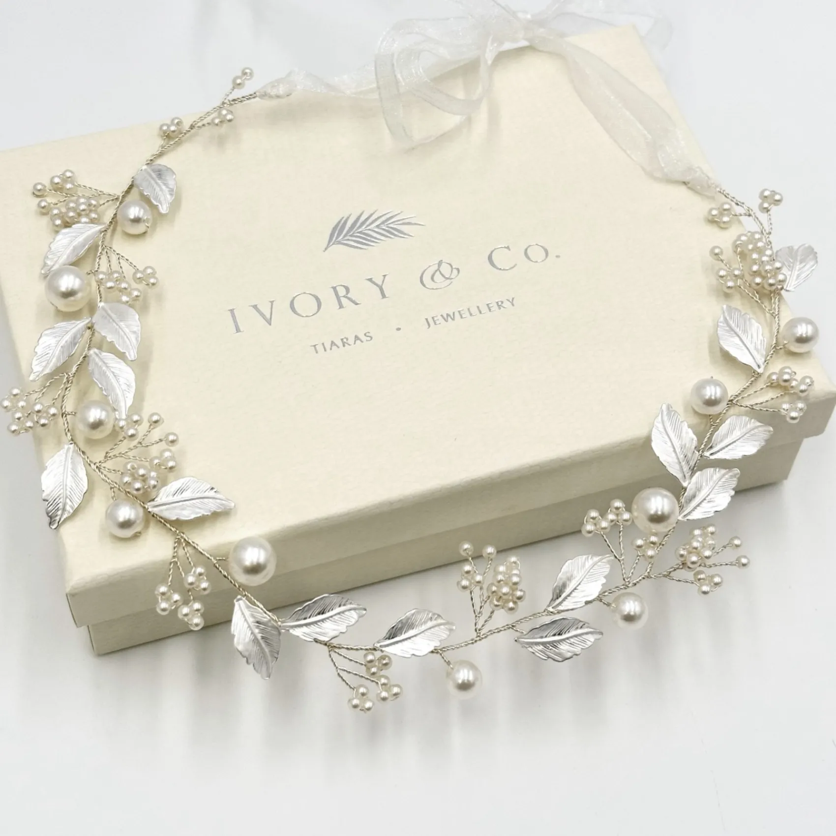 Ivory & Co Ivory and Co Lerche Silberne Blätter und Perlen Haar Rebe* Perlen-haarschmuck | Silberne Haar-accessoires