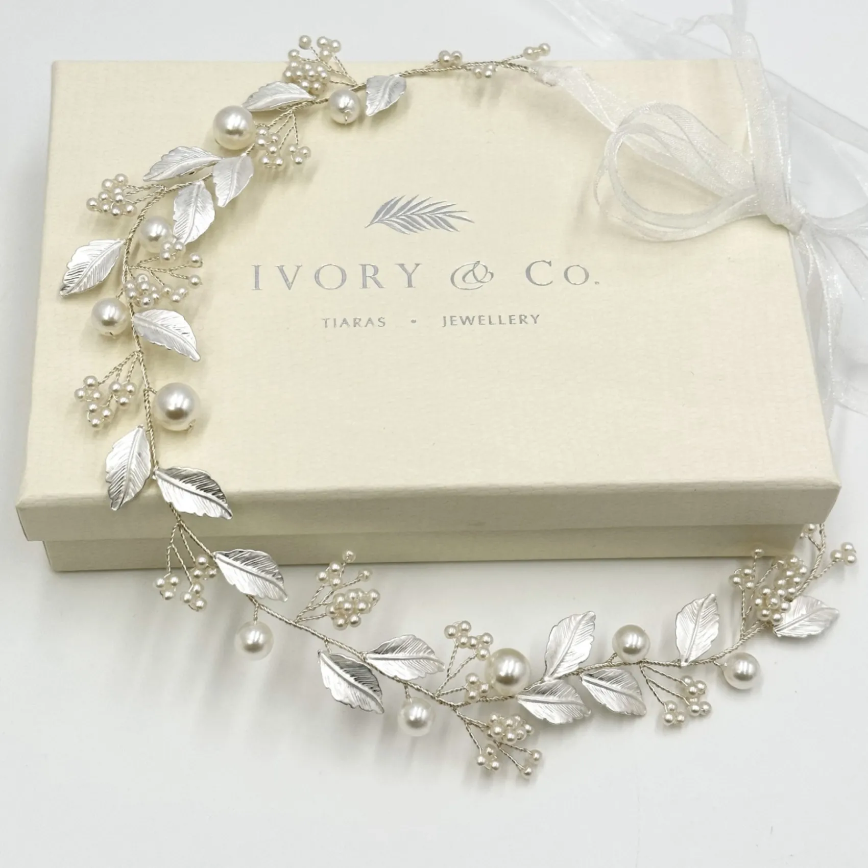 Ivory & Co Ivory and Co Lerche Silberne Blätter und Perlen Haar Rebe* Perlen-haarschmuck | Silberne Haar-accessoires