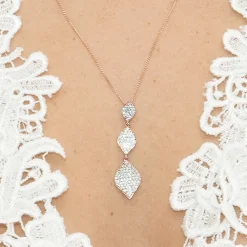 Ivory & Co Ivory and Co Rochelle Gold Kristall Pave Triple Drop Anhänger* Abschlussball-halsketten | Roségold Hochzeitsschmuck