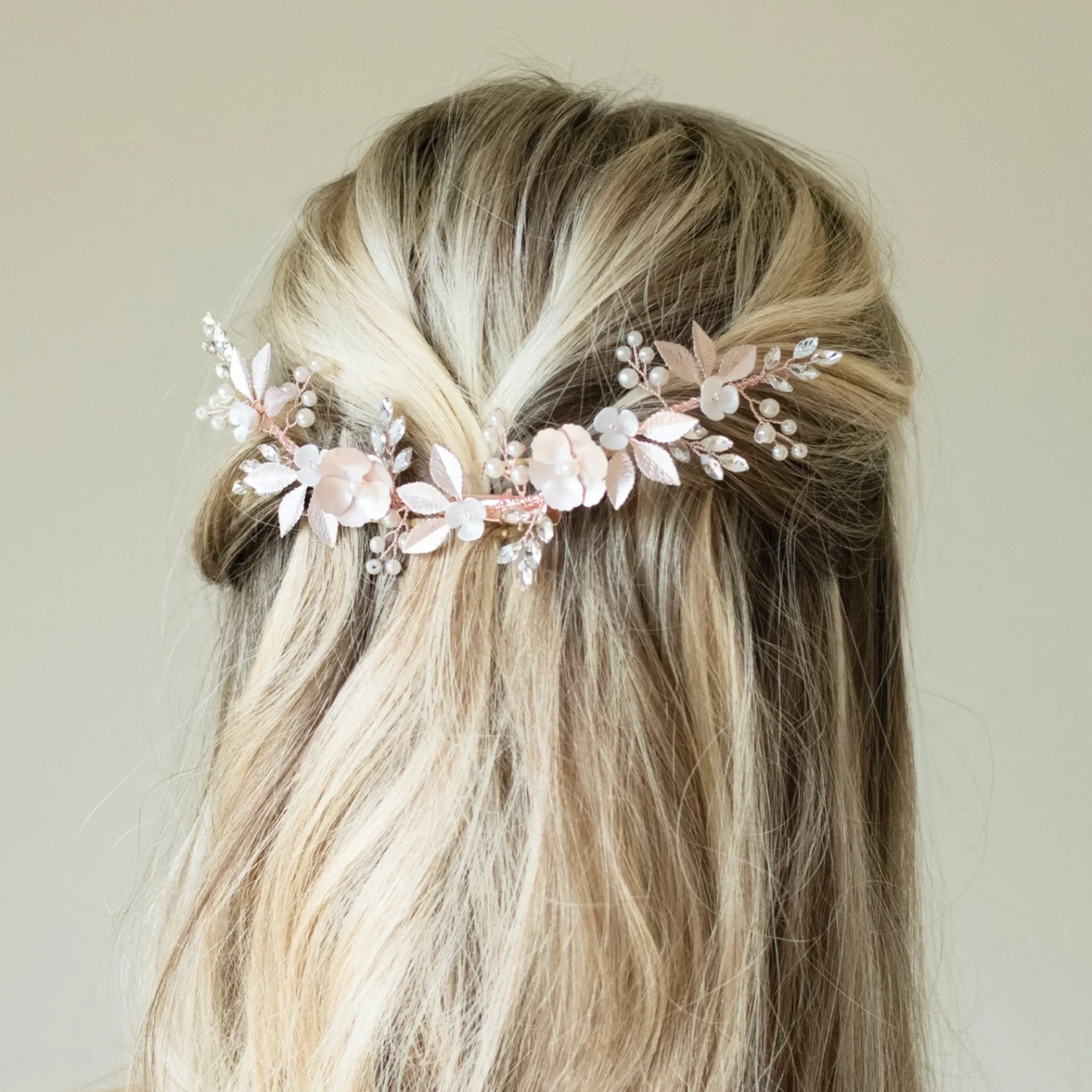 Ivory & Co Ivory and Co Rose Gold Bloom Kristall und Perle Floral Halbmond Clip* Perlen-haarschmuck | Haarschmuck In Roségold