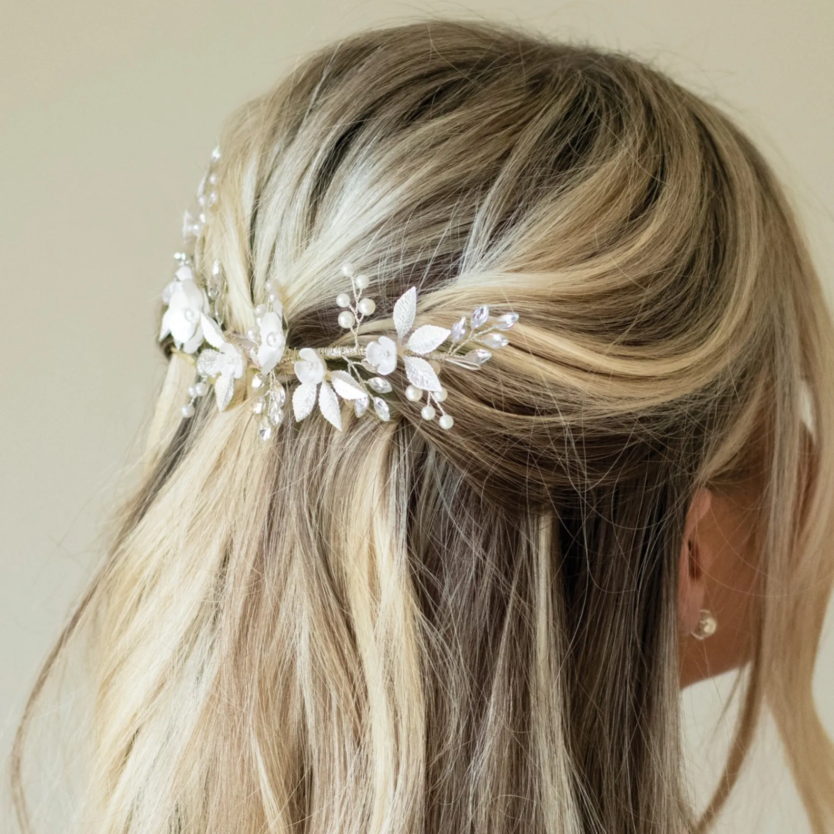 Ivory & Co Ivory and Co Silber Blüte Kristall und Perle Blumen Halbmond Haarspange* Perlen-haarschmuck | Silberne Haar-accessoires