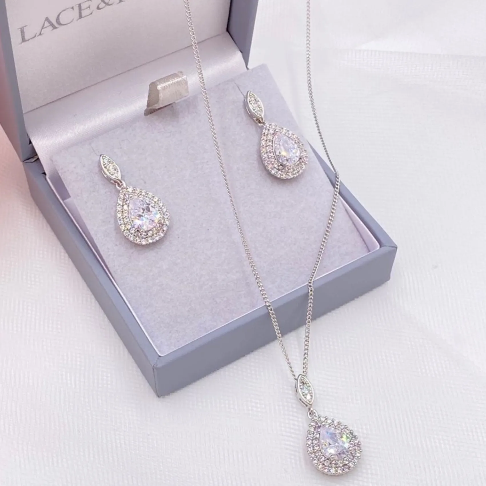 Lace & Favour Izzie Crystal verschönert Teardrop Brautschmuck Set* Silberner Abschlussball-schmuck | Abschlussball-schmuck-sets