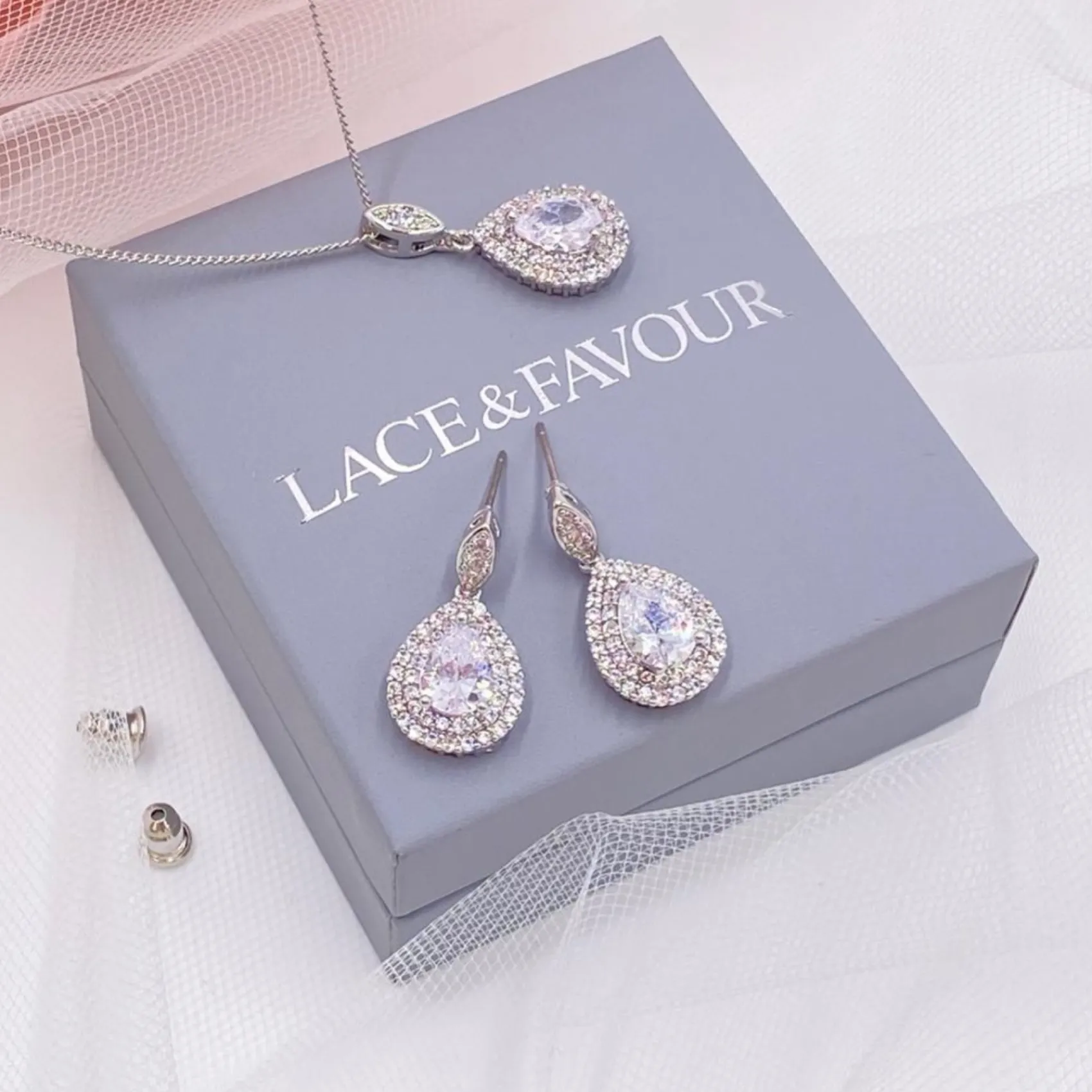 Lace & Favour Izzie Crystal verschönert Teardrop Brautschmuck Set* Silberner Abschlussball-schmuck | Abschlussball-schmuck-sets