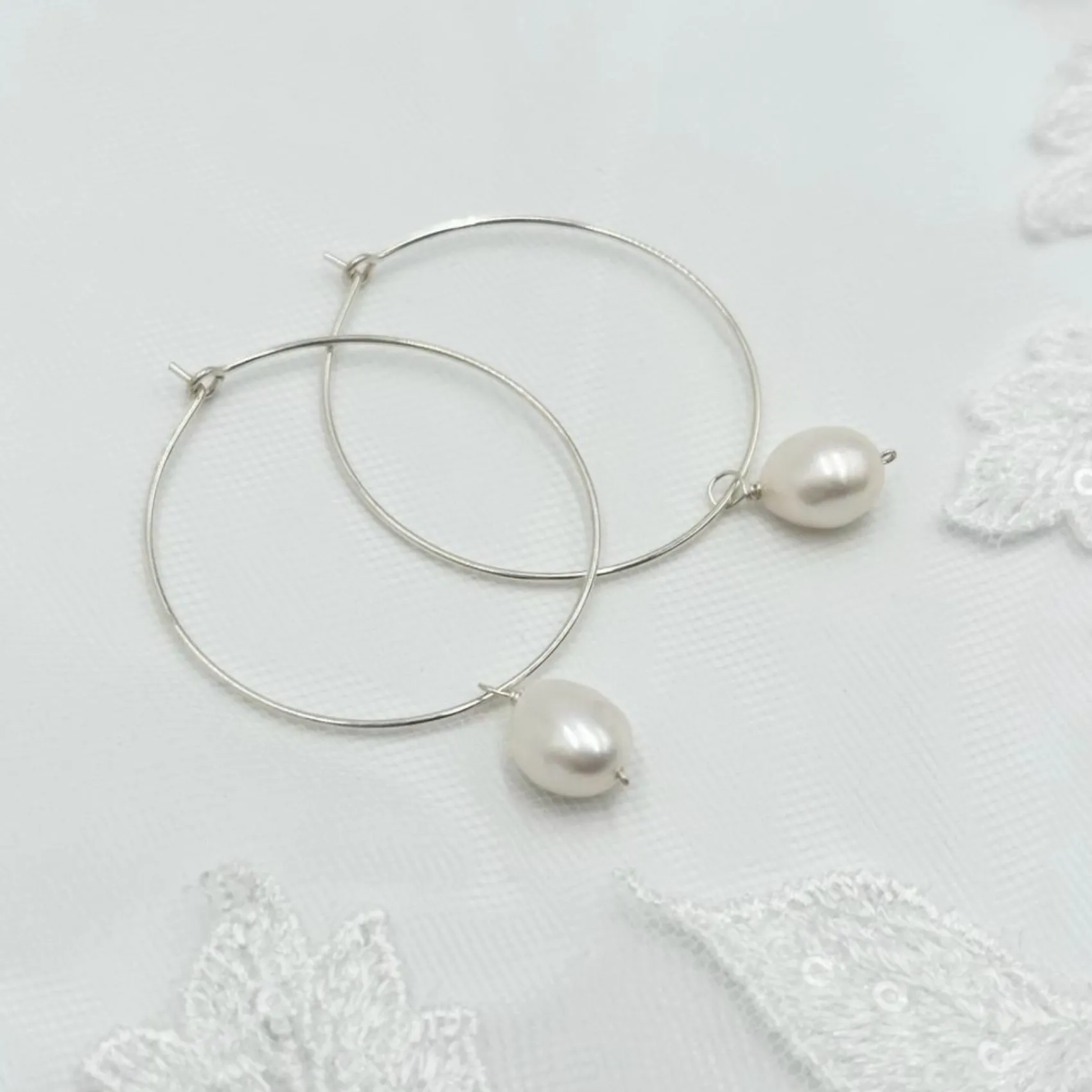 Lace & Favour Kaliko Zarte Silber Creolen mit Süßwasserperlen Tropfen* Perlen-hochzeitsschmuck | Silberner Hochzeitsschmuck