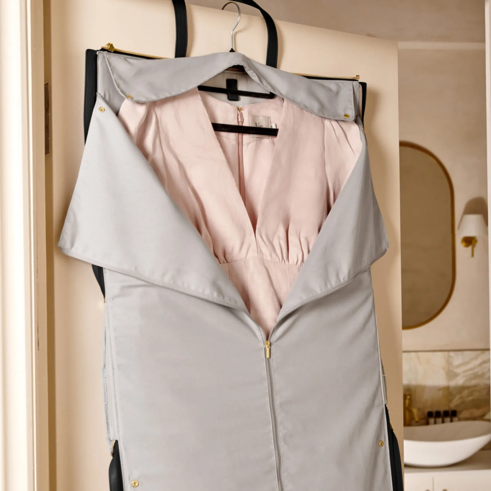 Katie Loxton Black Fold Out Garment Wochenendtasche* Geschenke Für Die Mutter Des Bräutigams | Geschenke Für Die Mutter Der Braut