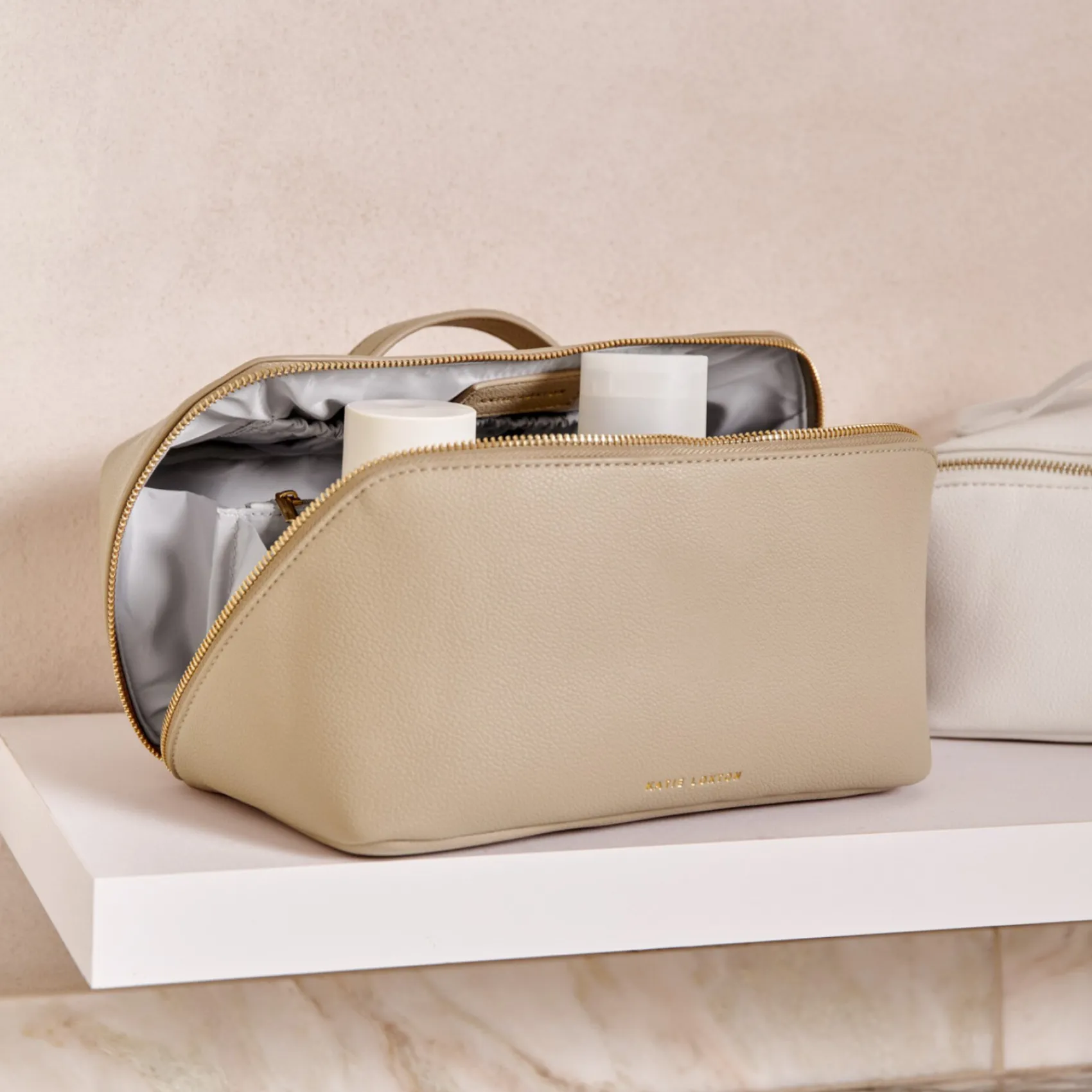 Katie Loxton Große helltaupefarbene Kosmetiktasche und Waschbeutel* Make-up- Und Kulturbeutel | Flitterwochengeschenke
