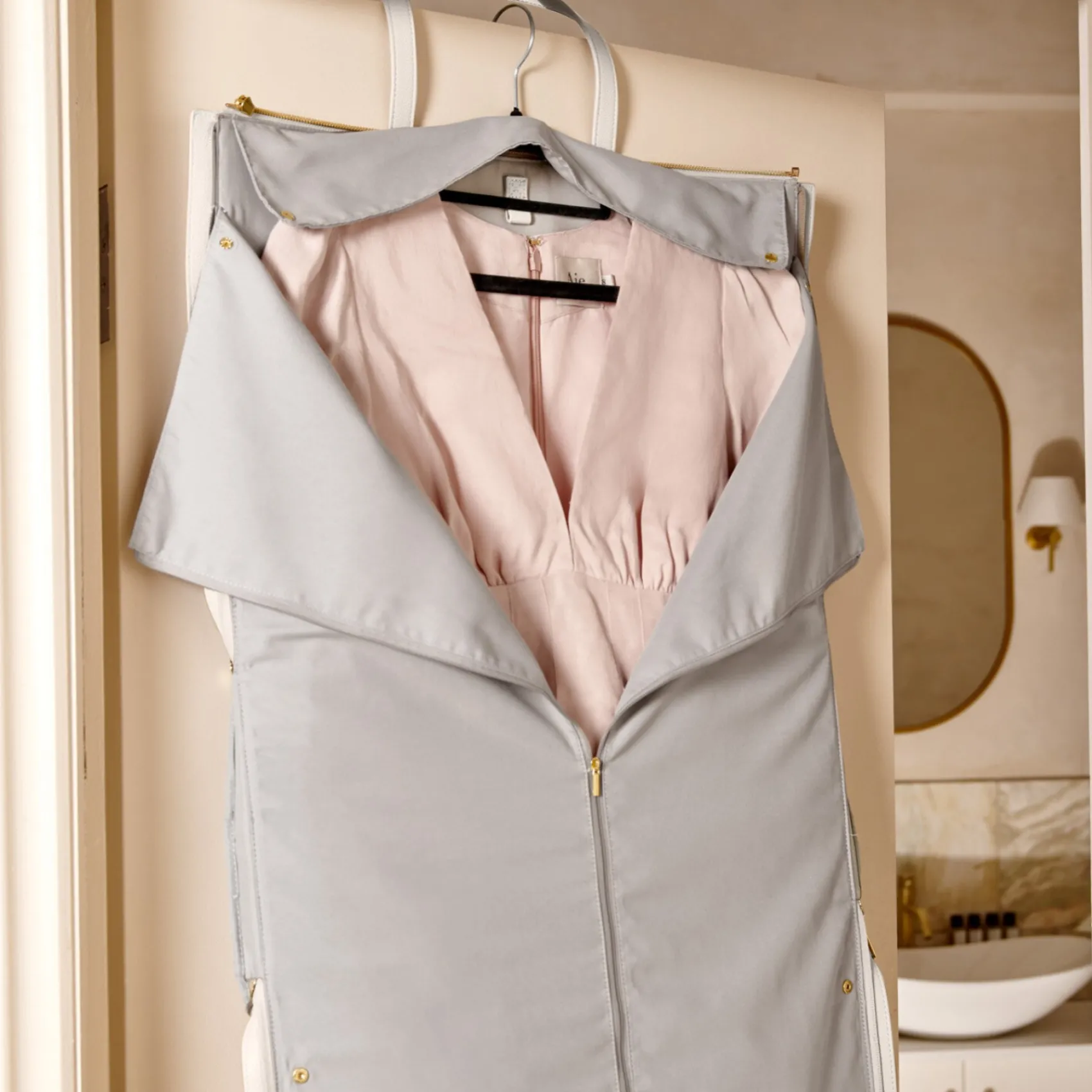 Katie Loxton Light Taupe Fold Out Garment Weekend Bag* Geschenke Für Die Mutter Des Bräutigams | Geschenke Für Die Mutter Der Braut