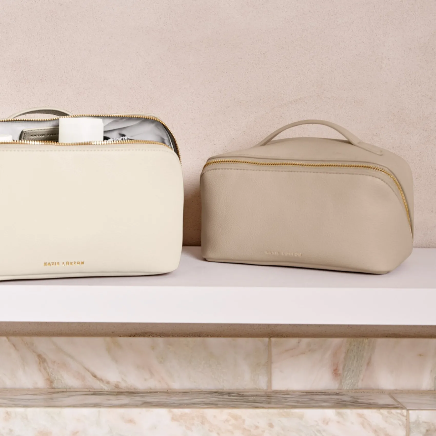 Katie Loxton Mittlere helltaupefarbene Kosmetiktasche und Waschbeutel* Make-up- Und Kulturbeutel | Flitterwochengeschenke