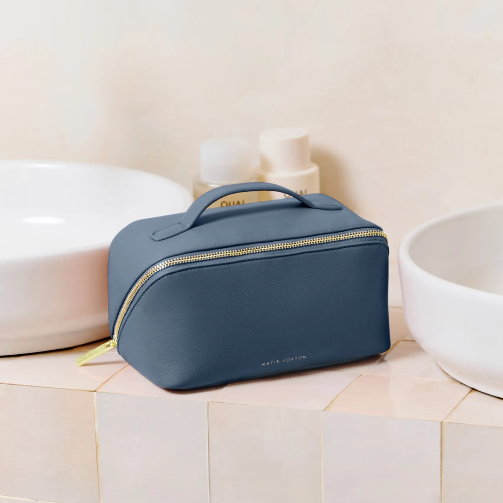 Katie Loxton Mittlere marineblaue Kosmetiktasche und Waschbeutel* Make-up- Und Kulturbeutel | Etwas Blaue Geschenke