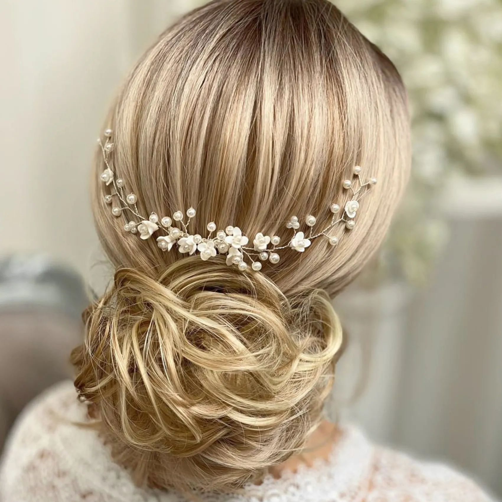 Lace & Favour Konfetti-Blumen und Perlen-Haarrebe auf Kamm (Silber)* Perlen-haarschmuck | Silberne Haar-accessoires