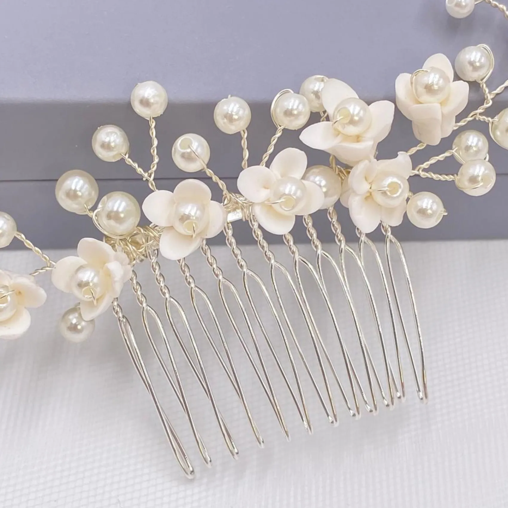 Lace & Favour Konfetti-Blumen und Perlen-Haarrebe auf Kamm (Silber)* Perlen-haarschmuck | Silberne Haar-accessoires