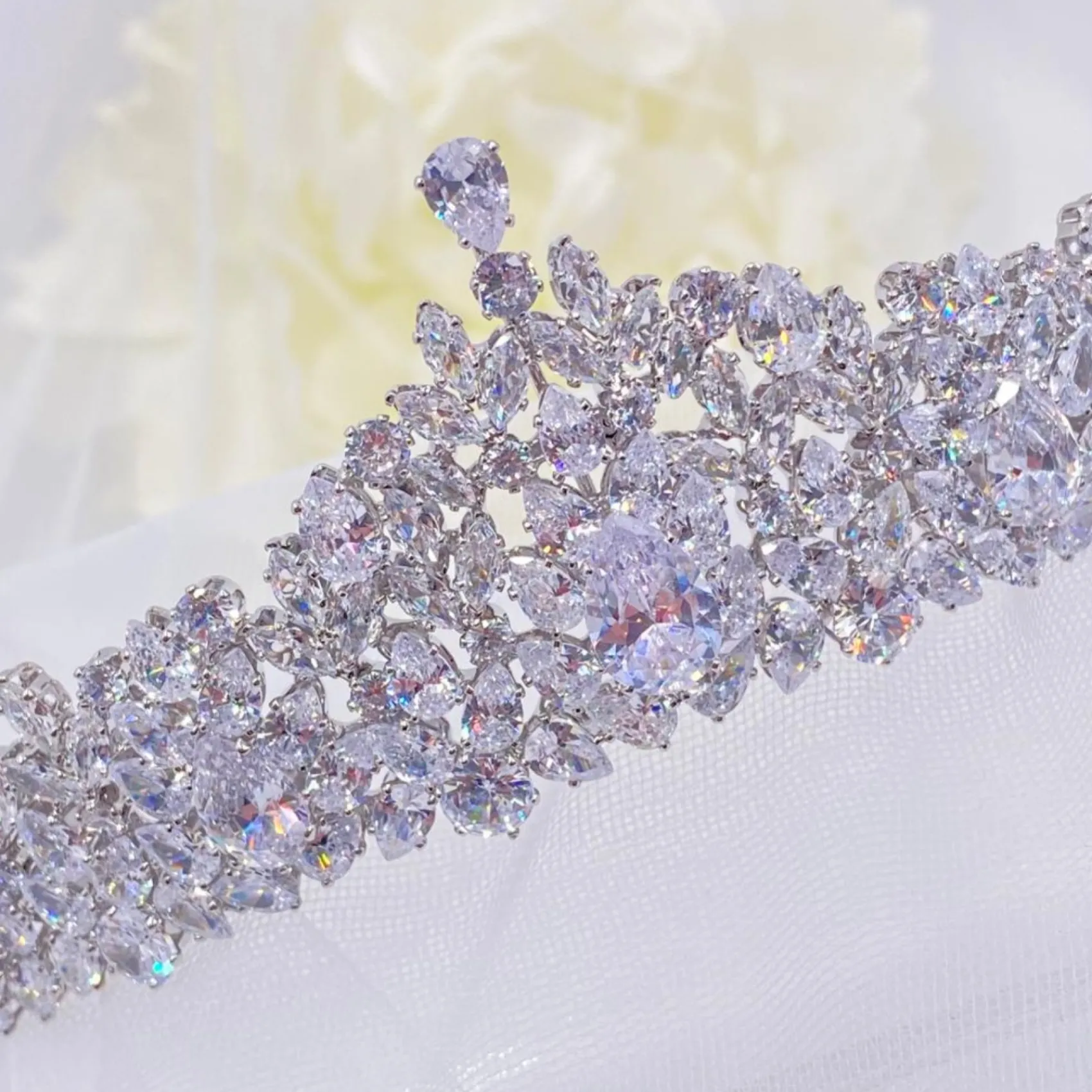 Lace & Favour Kronleuchter Classic Cubic Zirkonia Hochzeit Tiara* Haarschmuck Aus Kristall | Silberne Haar-accessoires