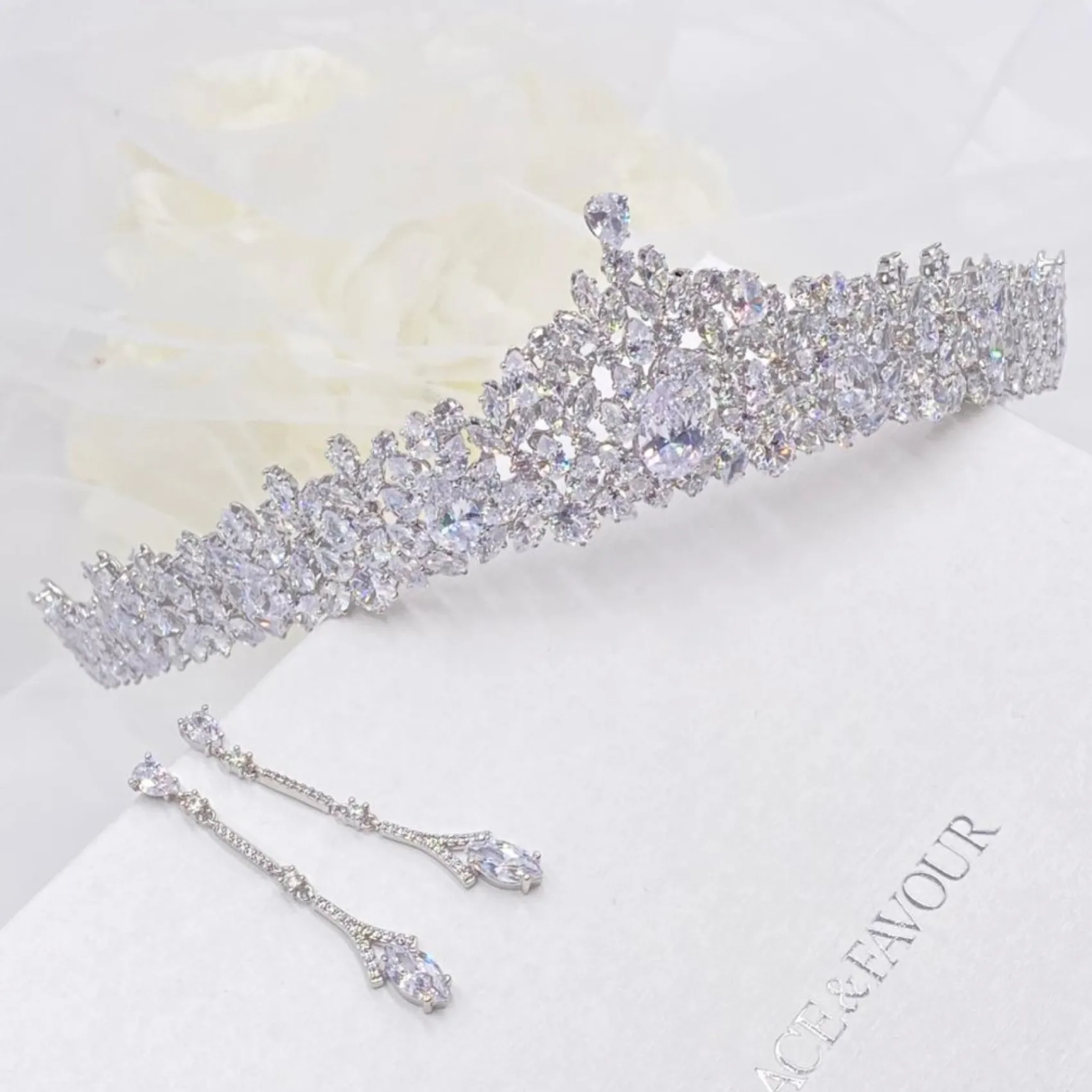Lace & Favour Kronleuchter Classic Cubic Zirkonia Hochzeit Tiara* Haarschmuck Aus Kristall | Silberne Haar-accessoires