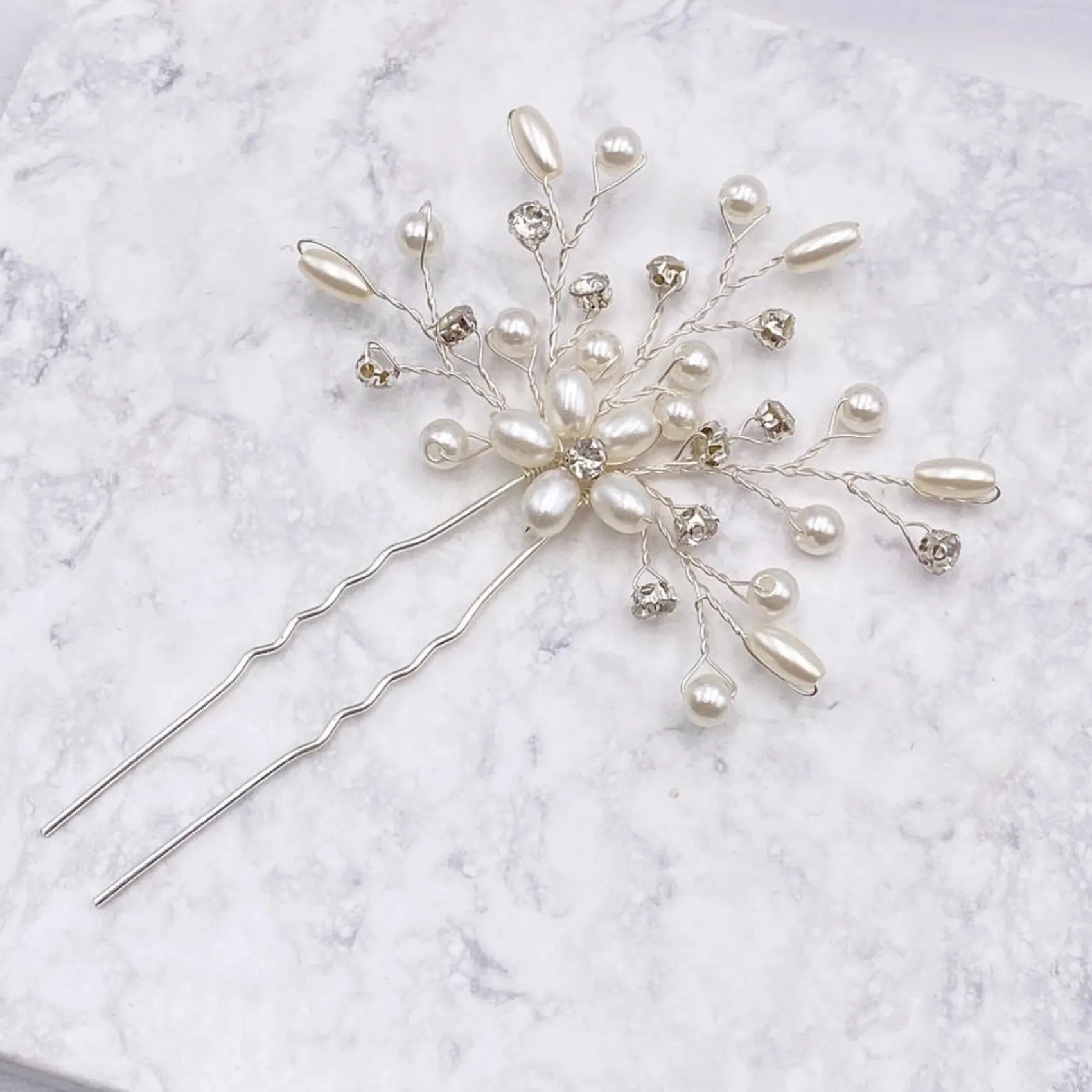 Lace & Favour Leia Floral Perle und Kristall Spray Haarnadel* Geschenke Für Brautjungfern | Perlen-haarschmuck