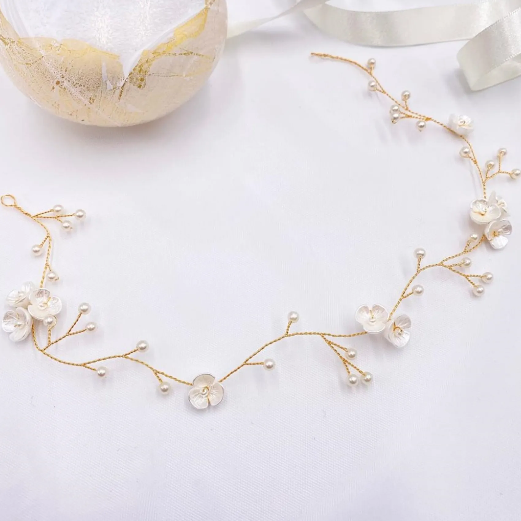 Lace & Favour Letisha Elfenbein Blumen und Perlen Zweige Hochzeit Haarsträhne (Gold)* Perlen-haarschmuck | Gold-haar-accessoires