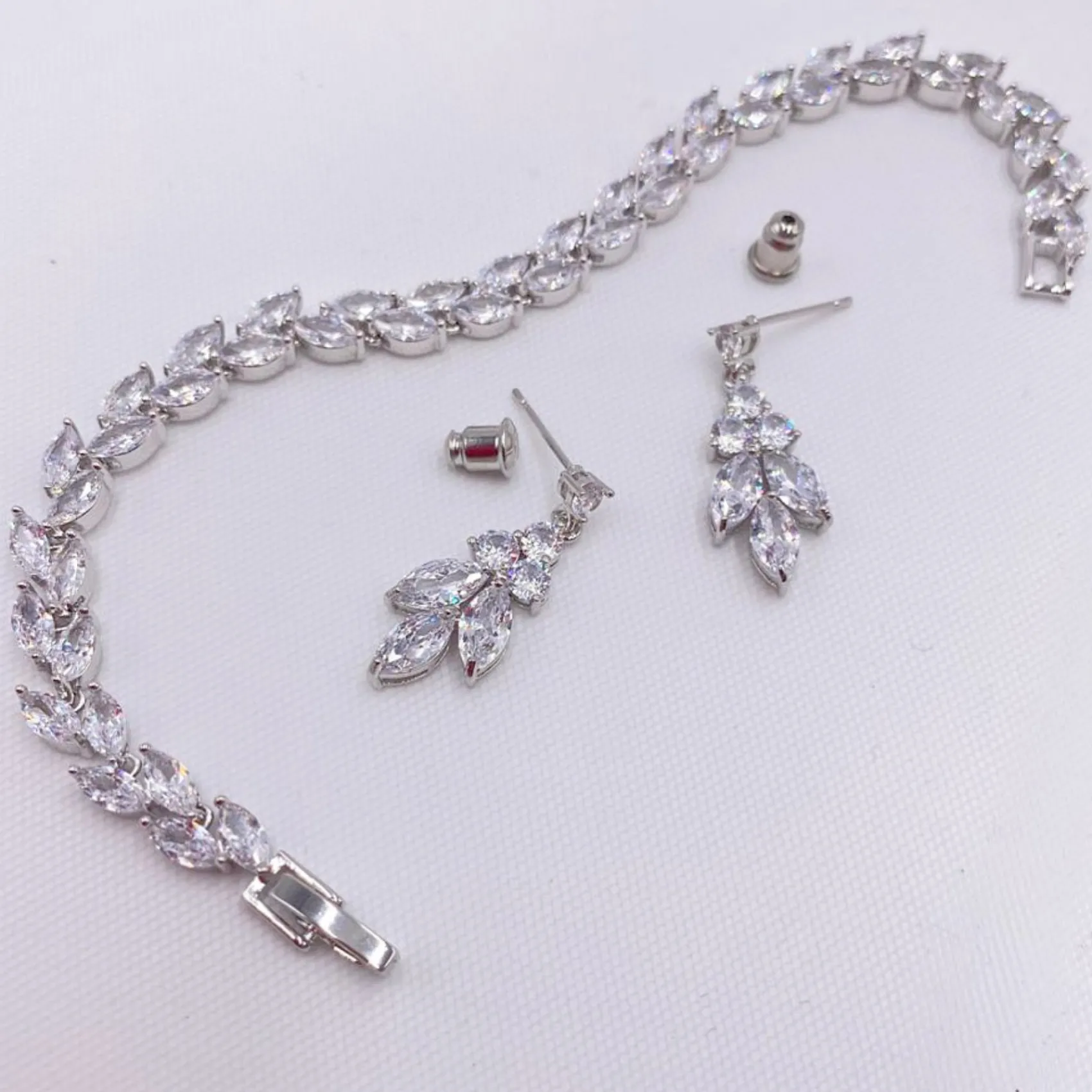 Lace & Favour Lila Zierliche Cubic Zirkonia Tropfenohrringe (Silber)* Geschenke Für Brautjungfern | Geschenke Für Die Braut