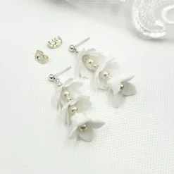 Beads & Beyond Lilybelle Elfenbeinfarbene Blumen-Tropfen-Ohrringe* Silberner Hochzeitsschmuck | Hochzeits-ohrringe