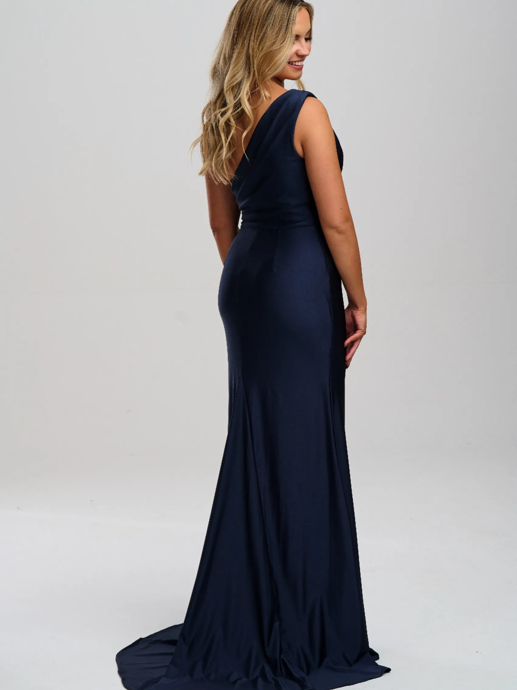 Linzi Jay Einschuliges Stretch Satin Ballkleid mit Schlitz und Schleppe* Linzi Jay Prom Dresses | Marineblaue Ballkleider