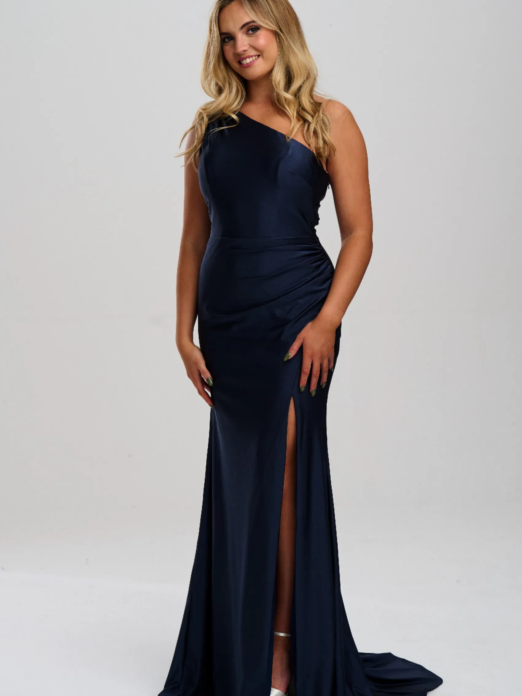 Linzi Jay Einschuliges Stretch Satin Ballkleid mit Schlitz und Schleppe* Linzi Jay Prom Dresses | Marineblaue Ballkleider