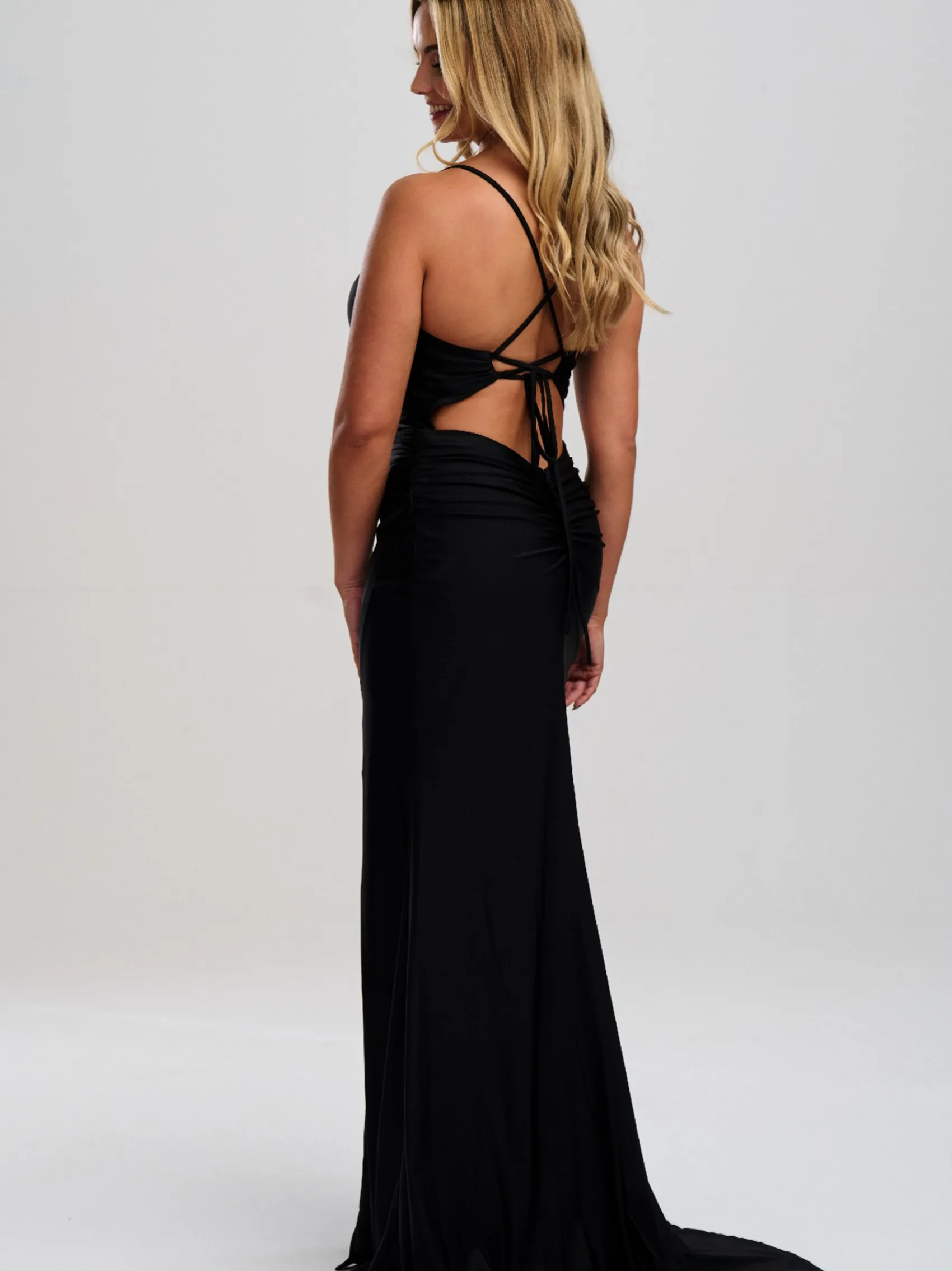 Linzi Jay Gerafftes Stretch-Satin-Abschlussballkleid mit Schlitz* Linzi Jay Prom Dresses | Schwarze Ballkleider