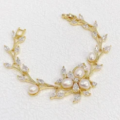 Lace & Favour Lola Süßwasserperlen und Kristallblätter Hochzeitsarmband (Gold)* Perlen-hochzeitsschmuck | Gold-hochzeitsschmuck