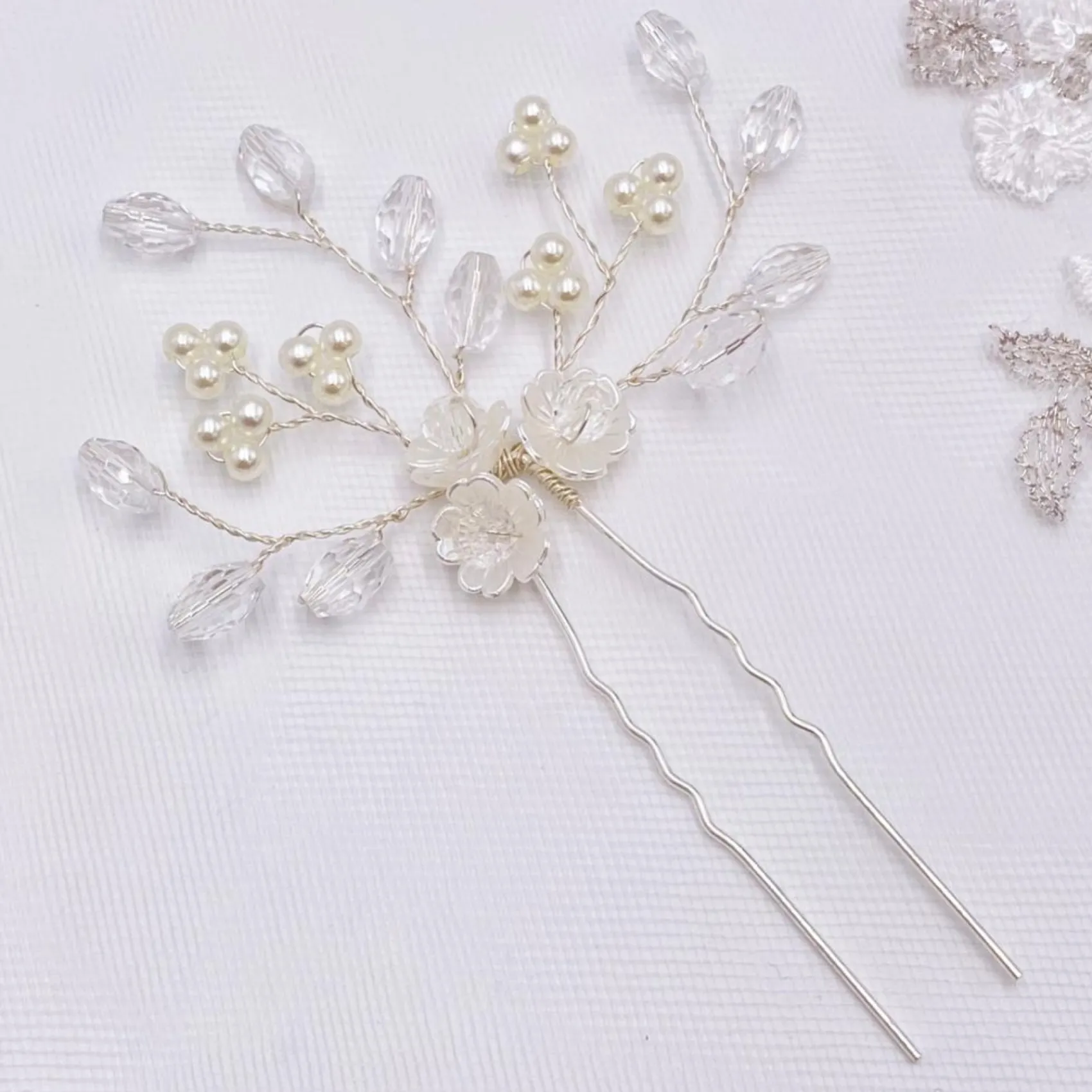 Lace & Favour Lottie Floral Perle und Kristall Haarnadel* Perlen-haarschmuck | Silberne Haar-accessoires