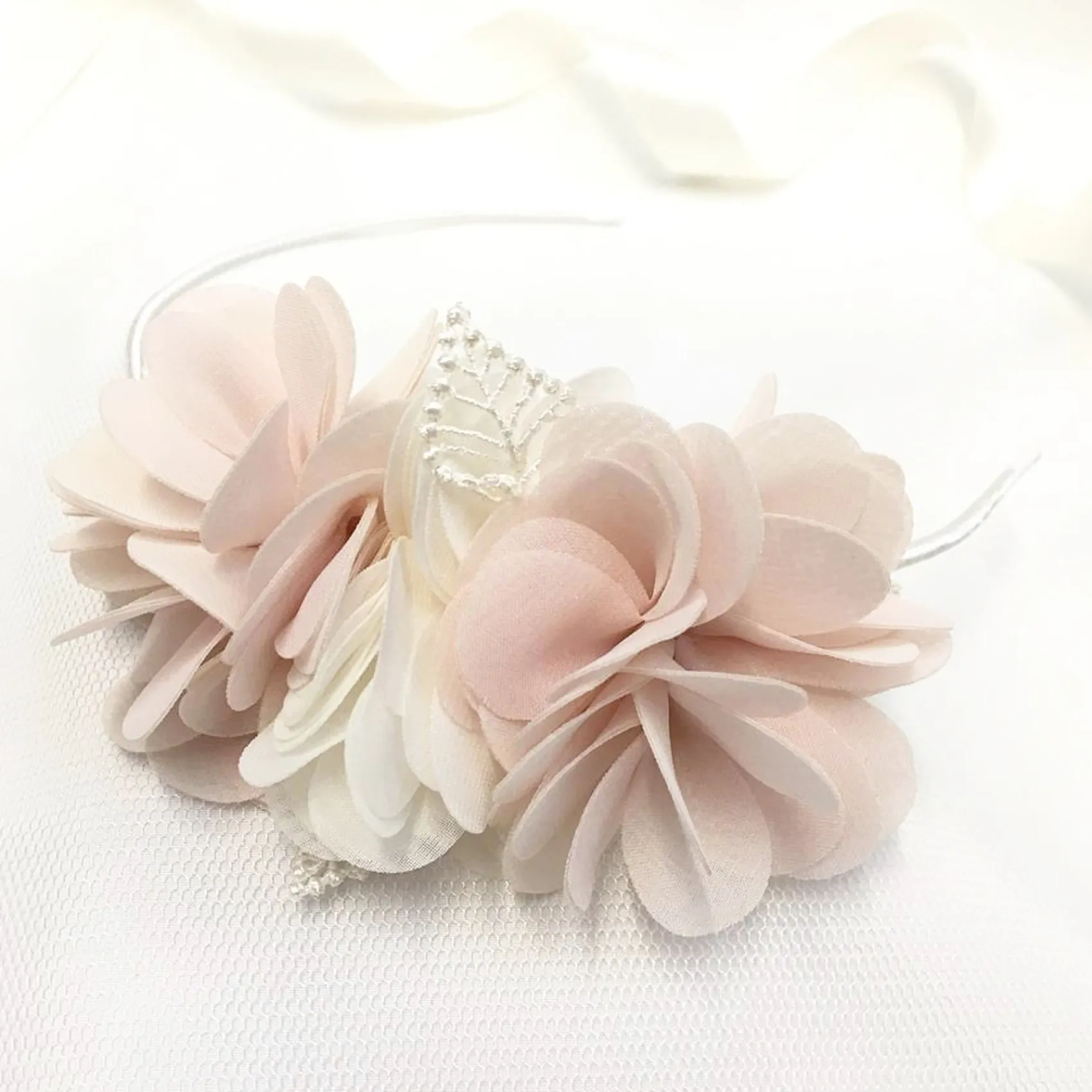 Beads & Beyond Madelyn Blush und Elfenbein Blumen Seite Stirnband* Geschenke Für Blumenmädchen | Haarschmuck Für Blumenmädchen