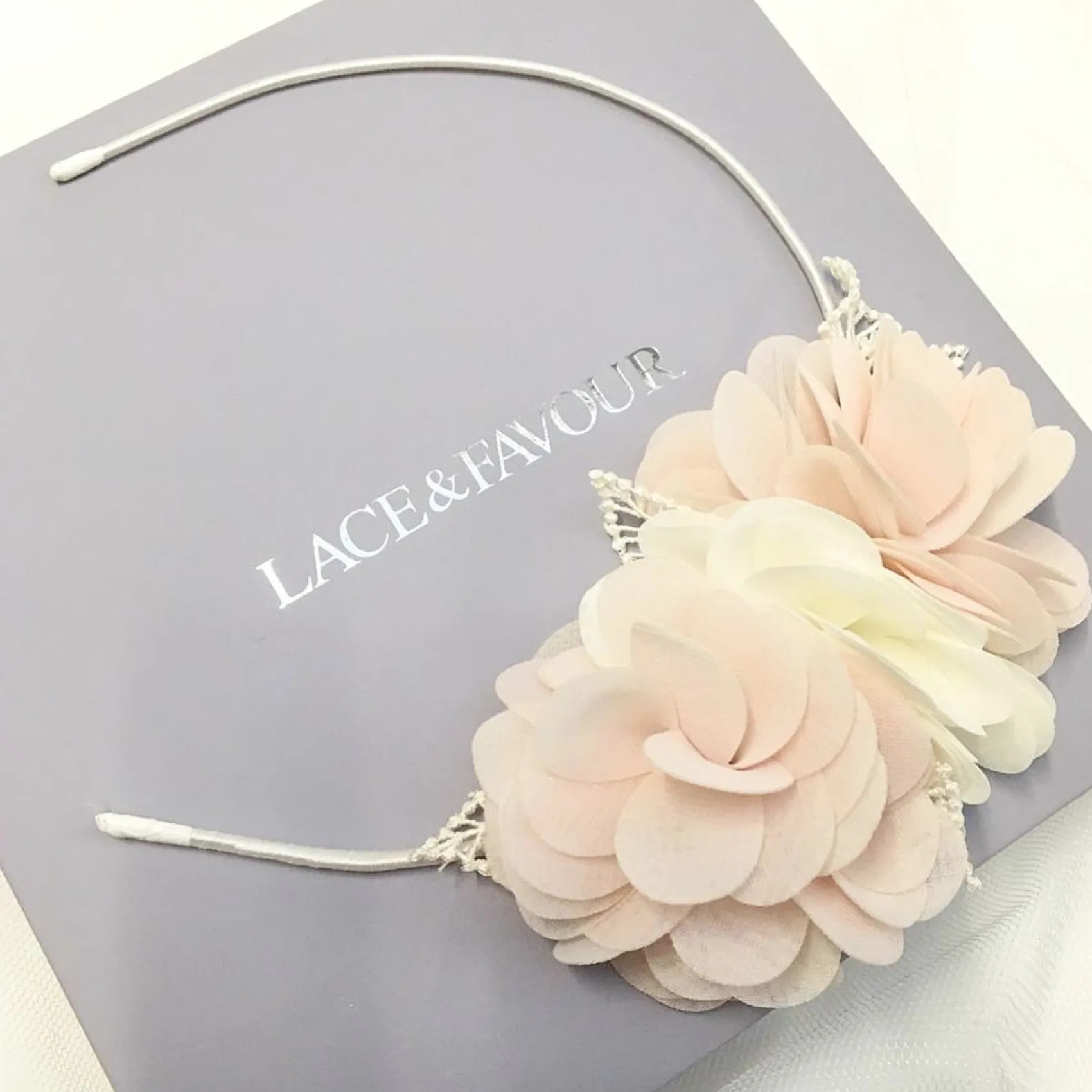 Beads & Beyond Madelyn Blush und Elfenbein Blumen Seite Stirnband* Geschenke Für Blumenmädchen | Haarschmuck Für Blumenmädchen